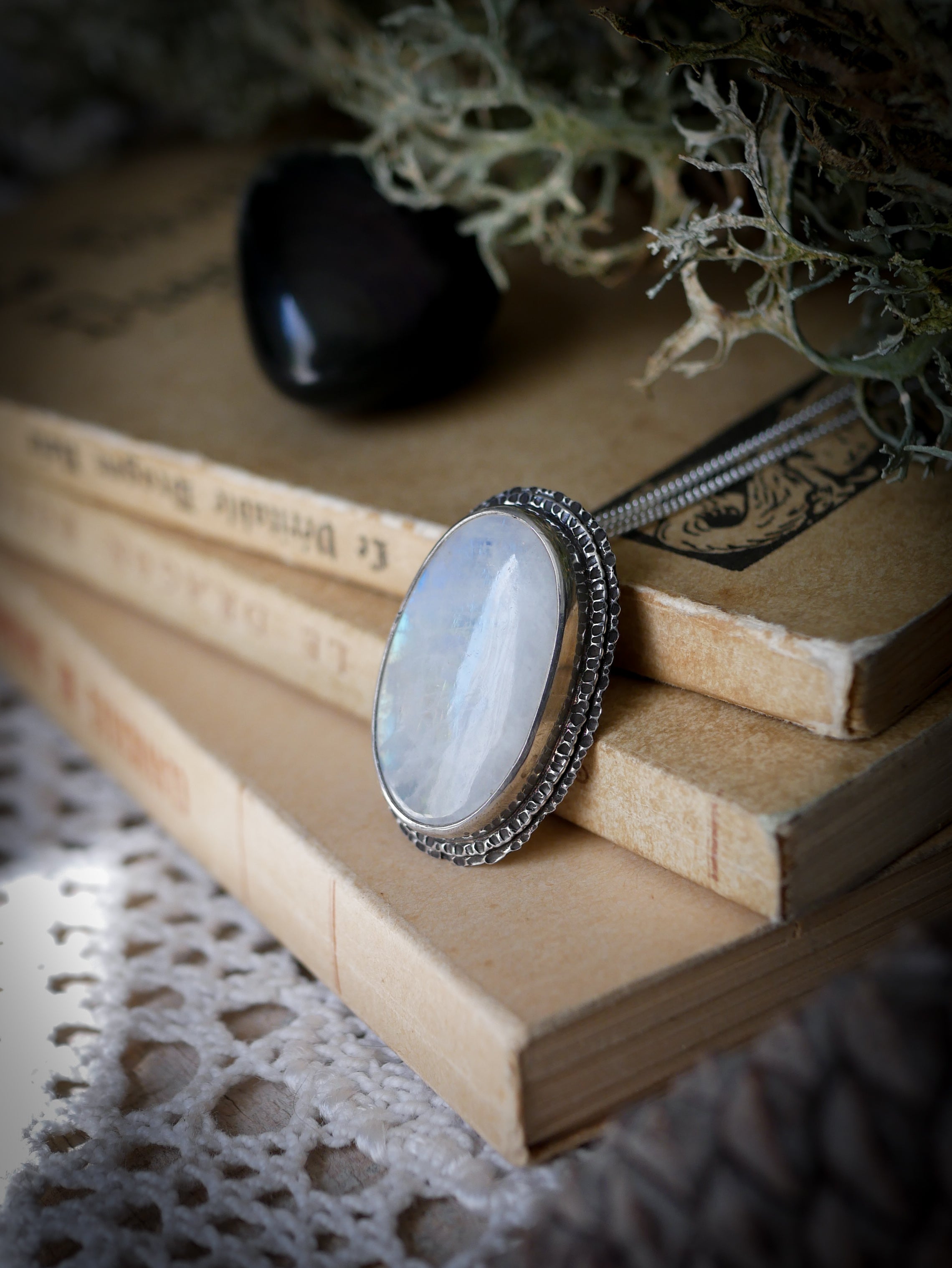 Triple Lune - Collier en pierre de lune arc-en-ciel (péristérite) et argent, triple lune au dos
