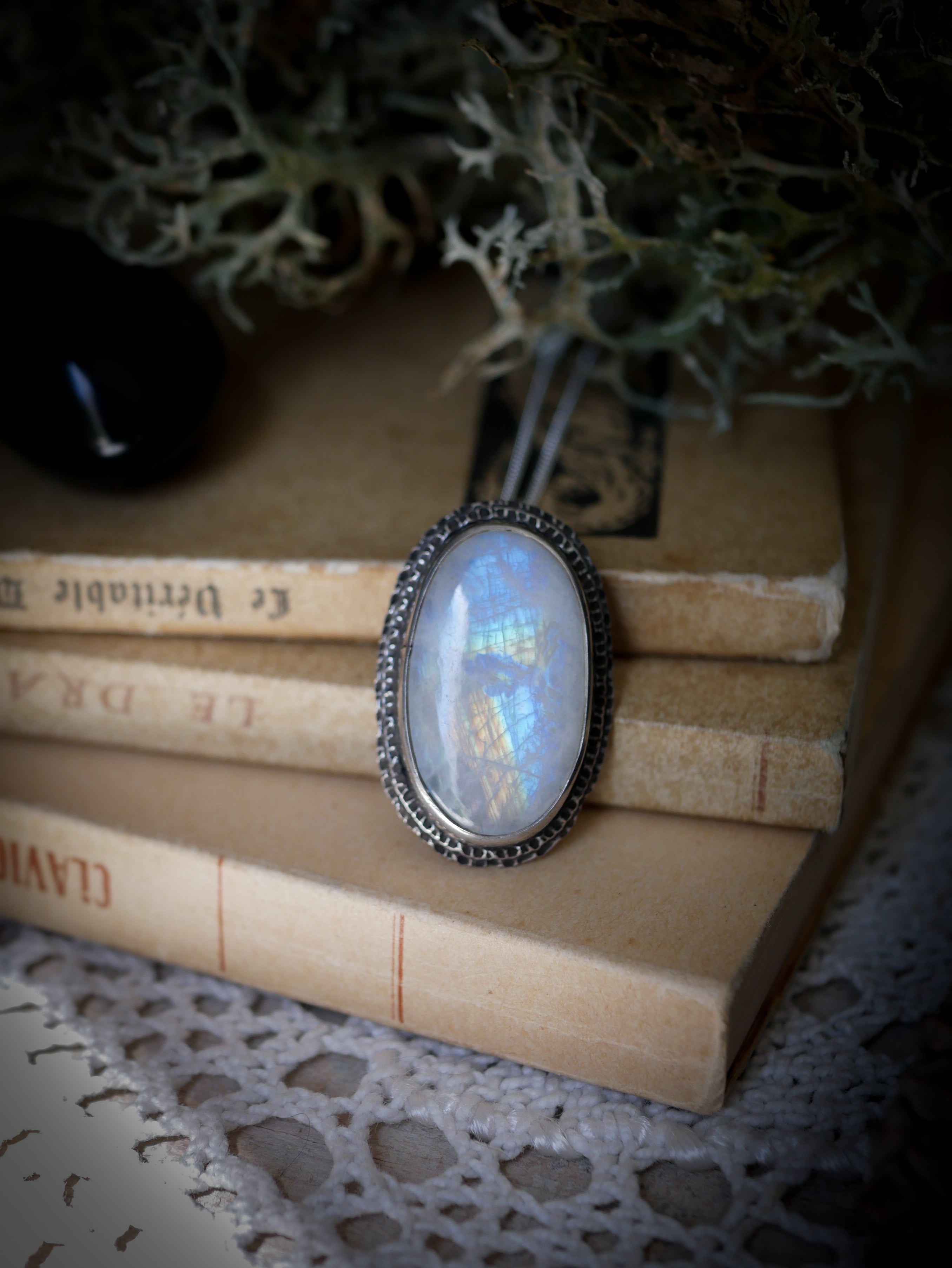 Triple Lune - Collier en pierre de lune arc-en-ciel (péristérite) et argent, triple lune au dos