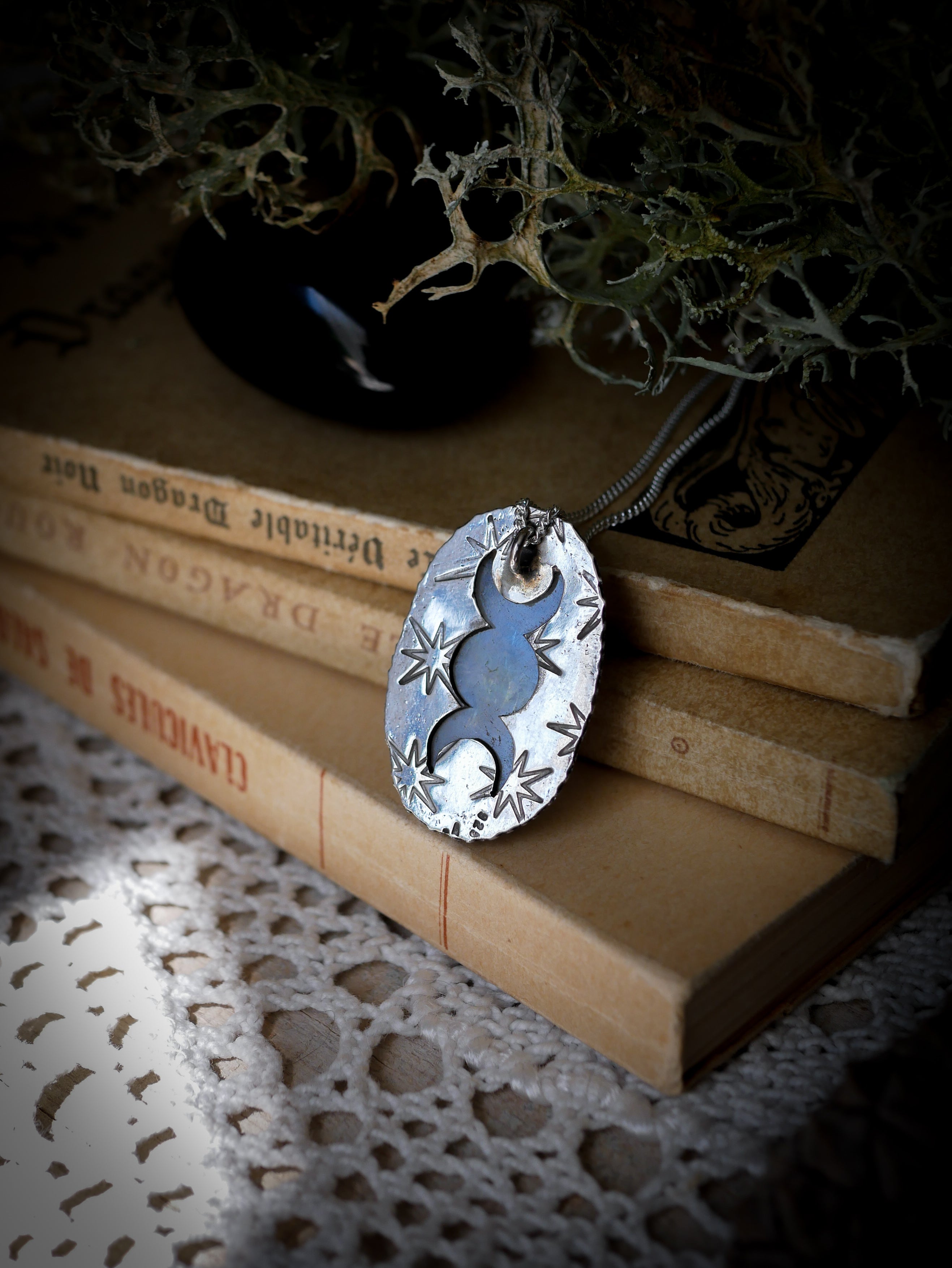 Triple Lune - Collier en pierre de lune arc-en-ciel (péristérite) et argent, triple lune au dos