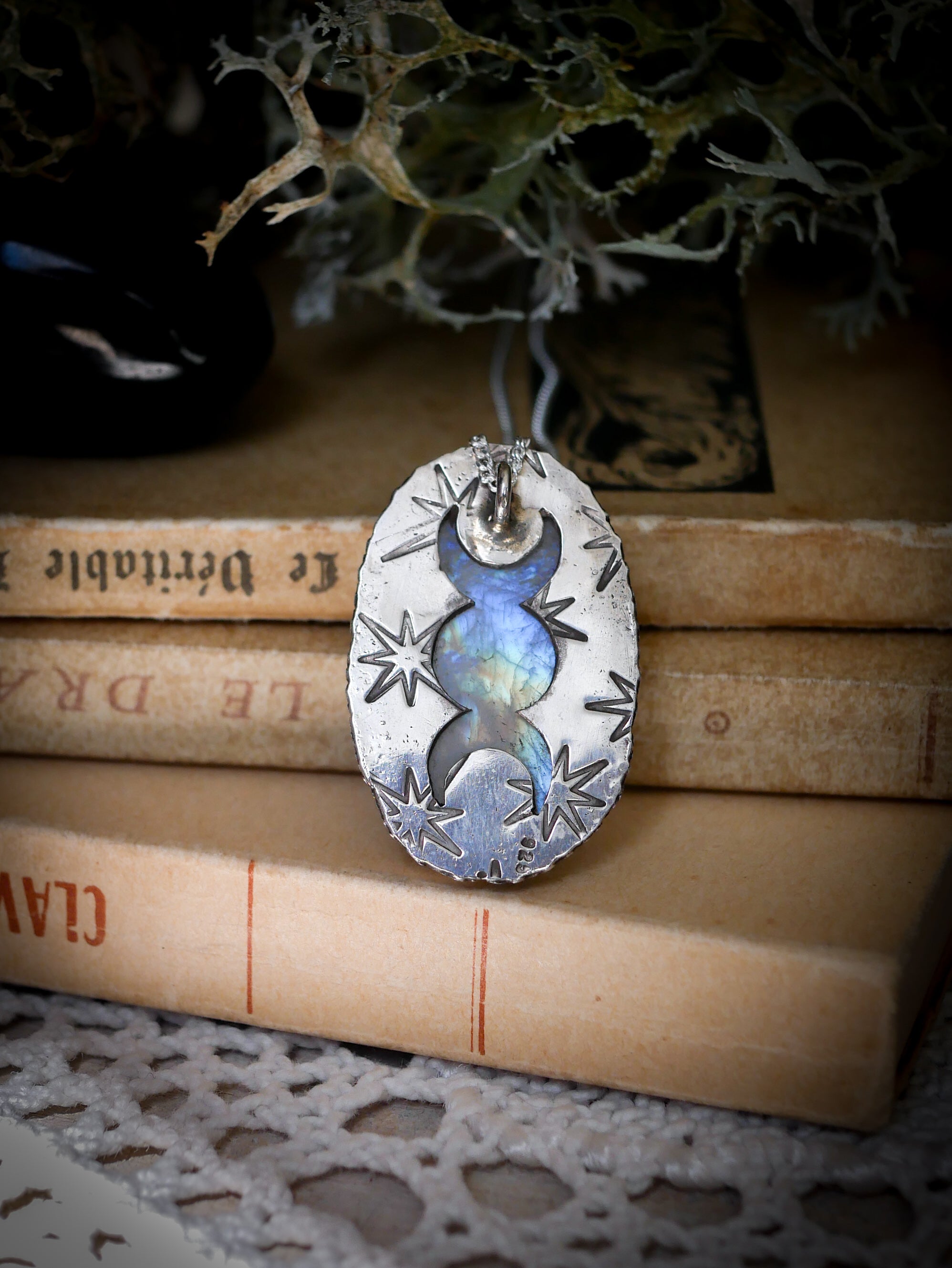 Triple Lune - Collier en pierre de lune arc-en-ciel (péristérite) et argent, triple lune au dos