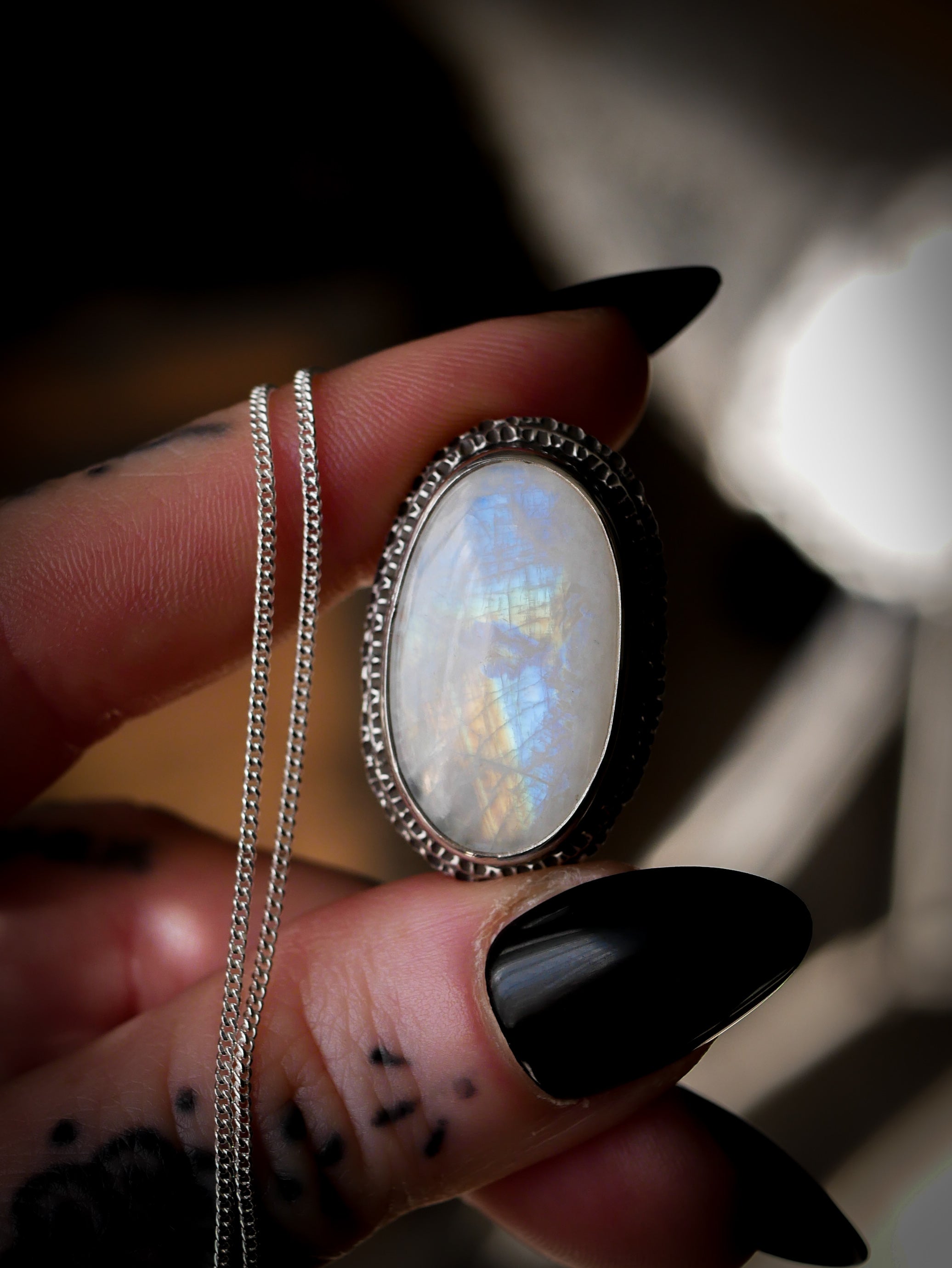 Triple Lune - Collier en pierre de lune arc-en-ciel (péristérite) et argent, triple lune au dos