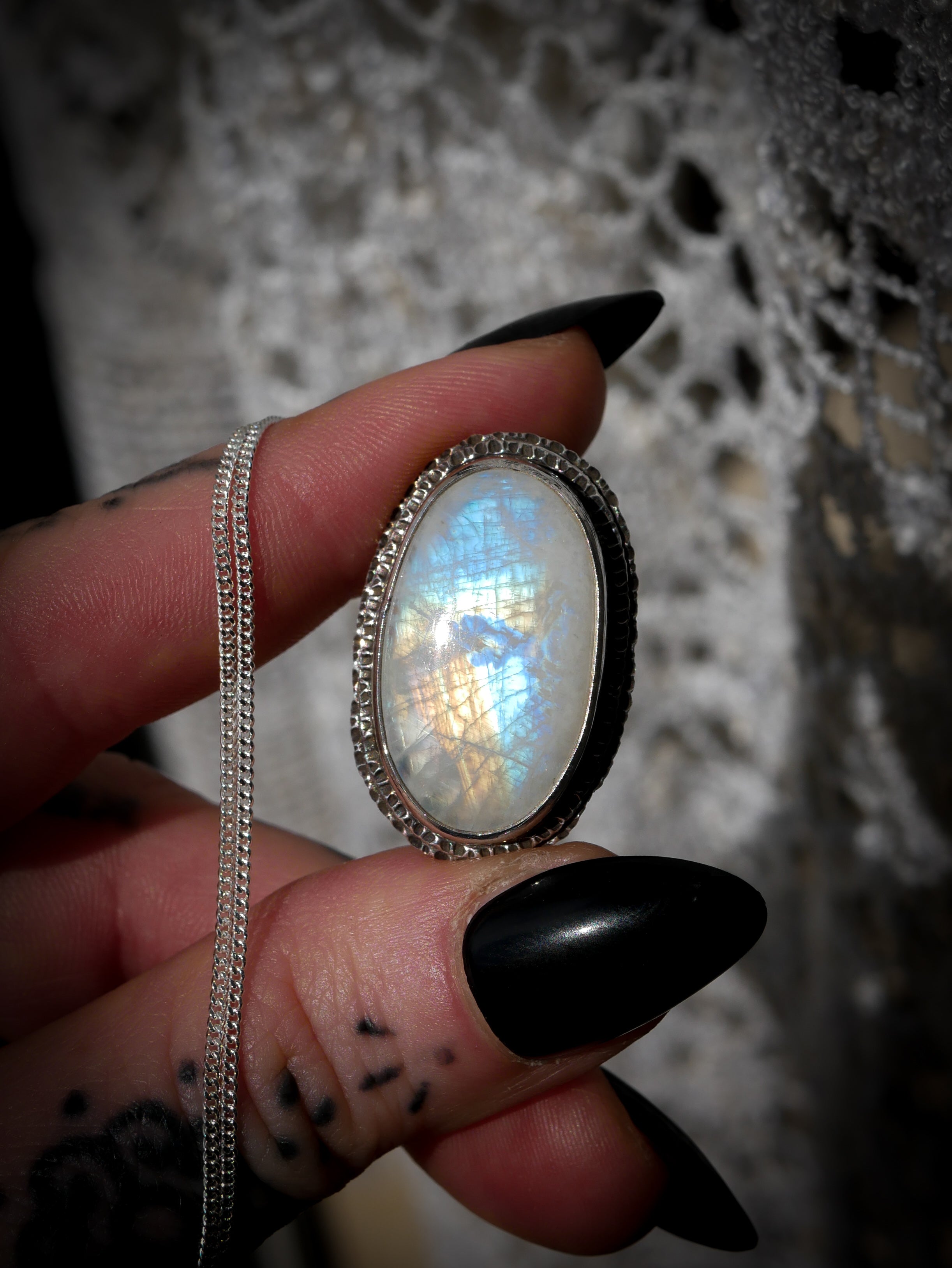 Triple Lune - Collier en pierre de lune arc-en-ciel (péristérite) et argent, triple lune au dos