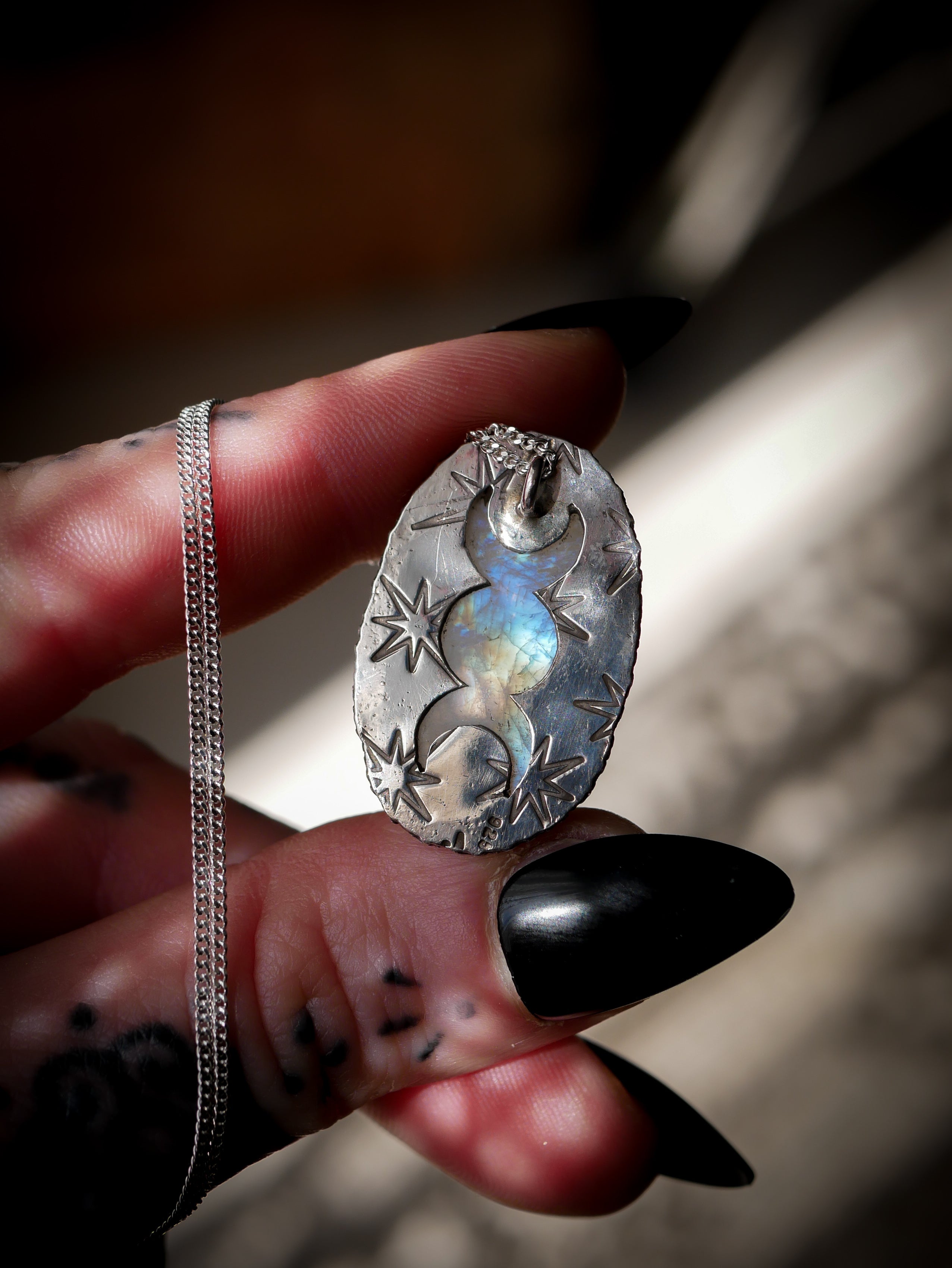 Triple Lune - Collier en pierre de lune arc-en-ciel (péristérite) et argent, triple lune au dos