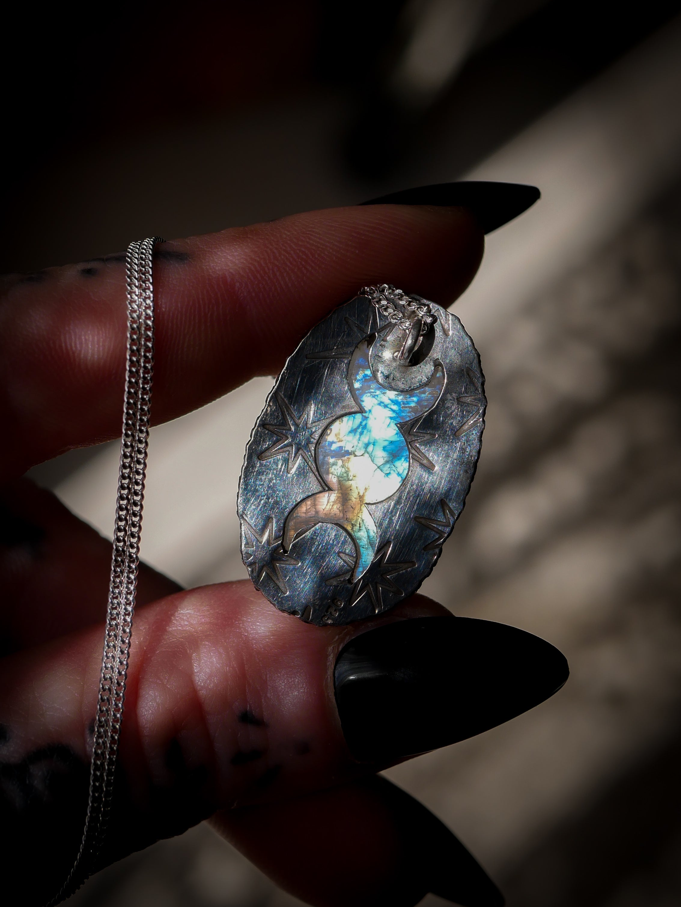 Triple Lune - Collier en pierre de lune arc-en-ciel (péristérite) et argent, triple lune au dos