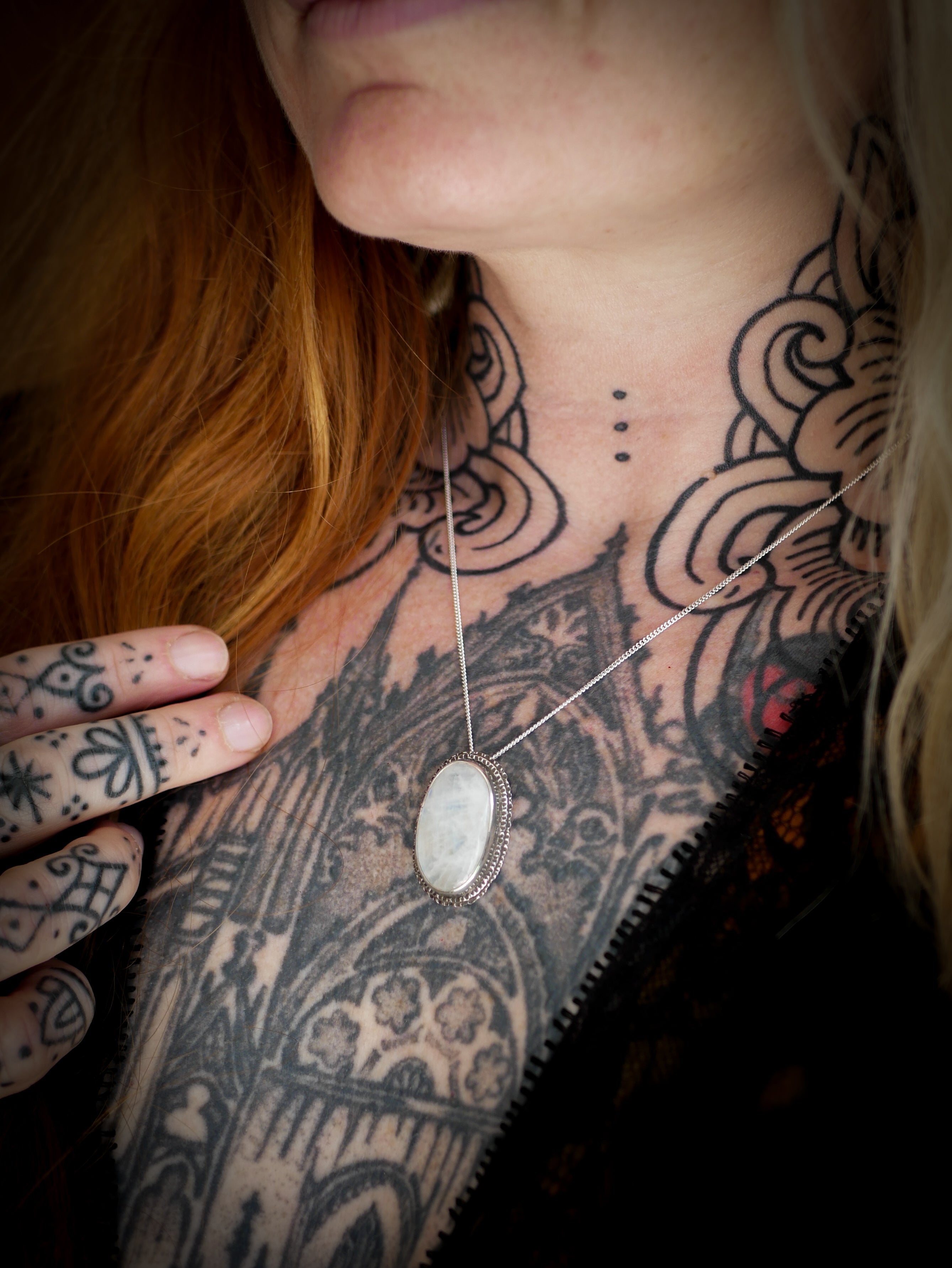 Triple Lune - Collier en pierre de lune arc-en-ciel (péristérite) et argent, triple lune au dos
