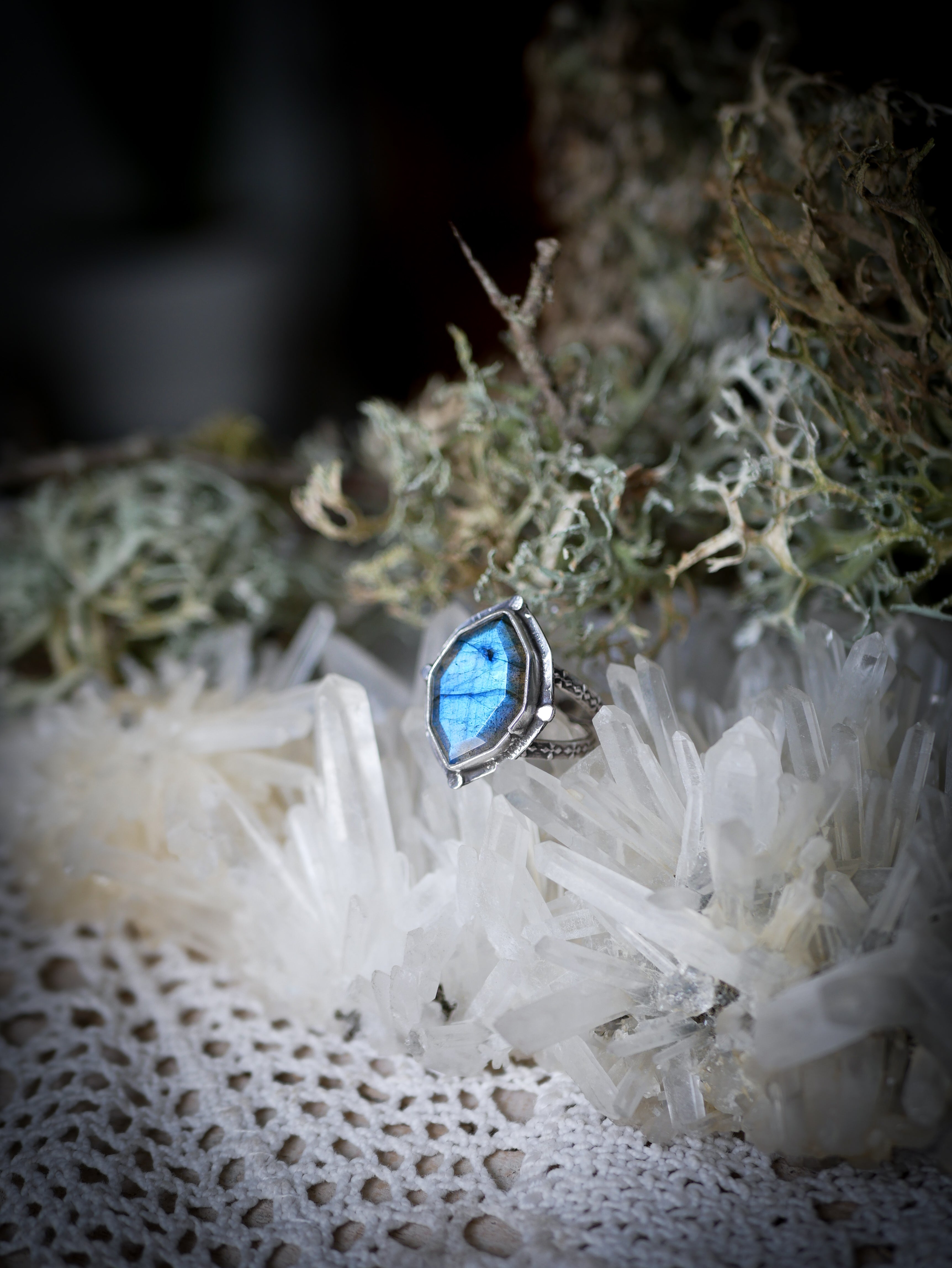 La Relique de la Pythie - Bague en labradorite bleue facettée et argent