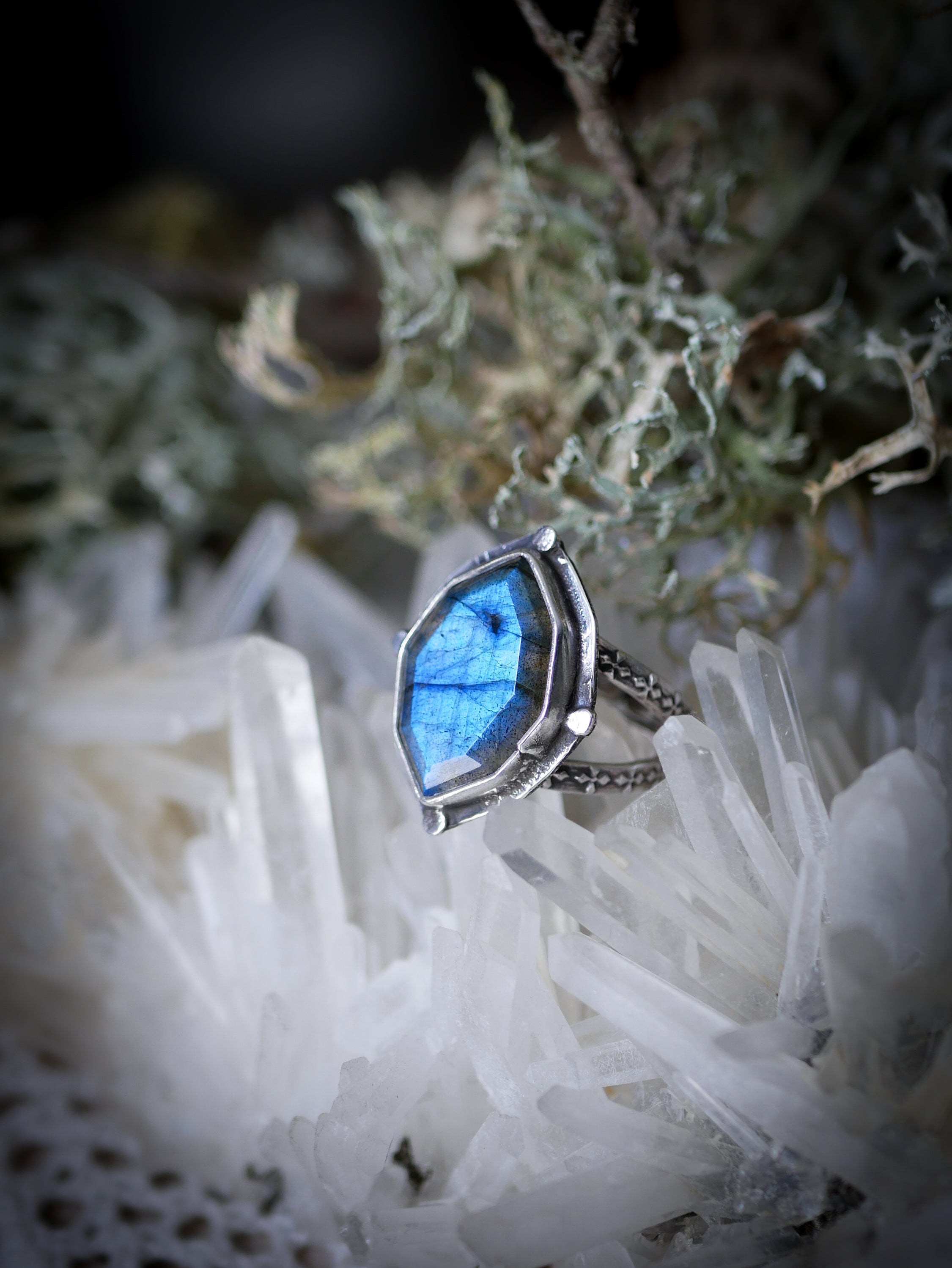 La Relique de la Pythie - Bague en labradorite bleue facettée et argent