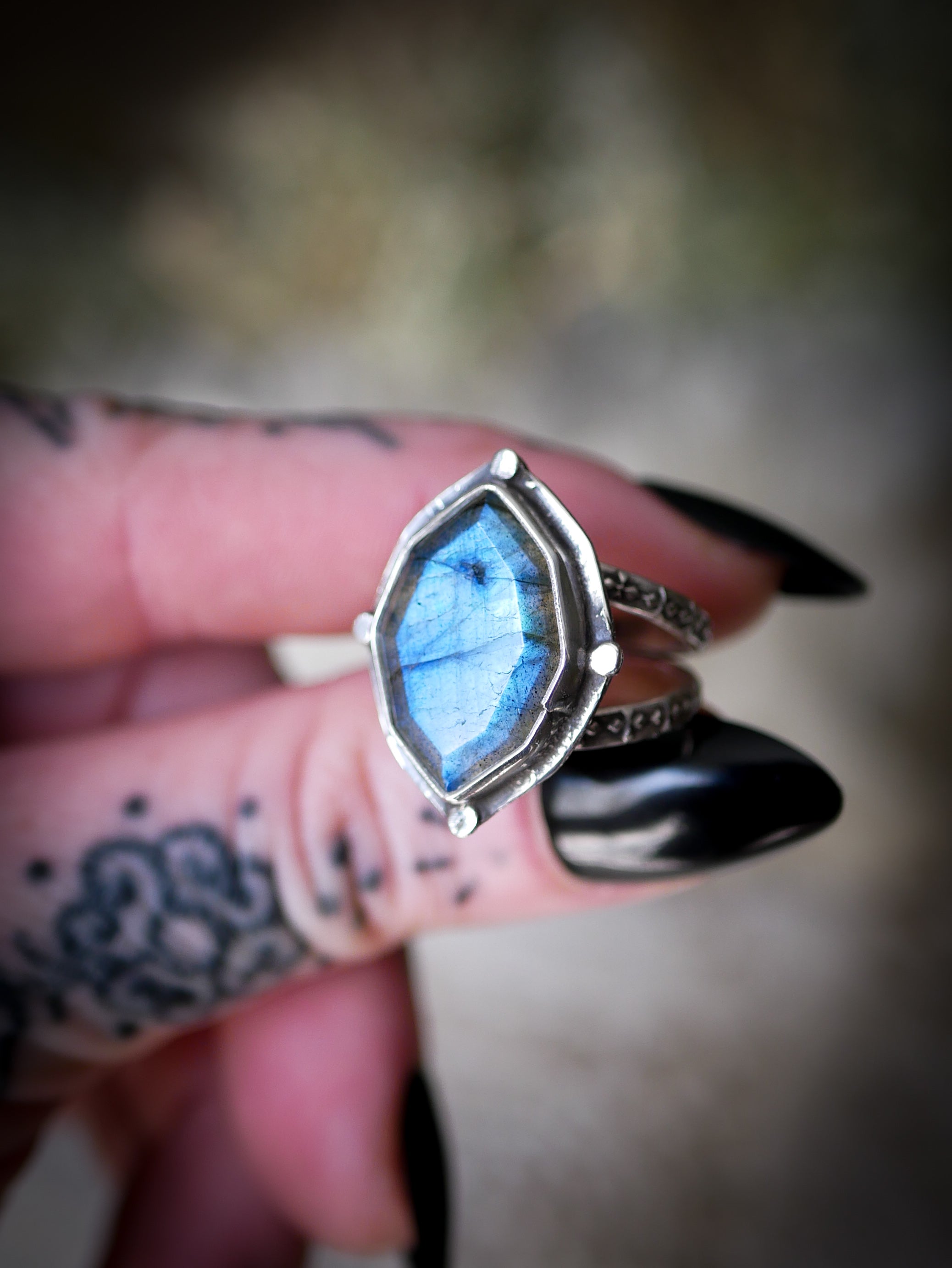 La Relique de la Pythie - Bague en labradorite bleue facettée et argent
