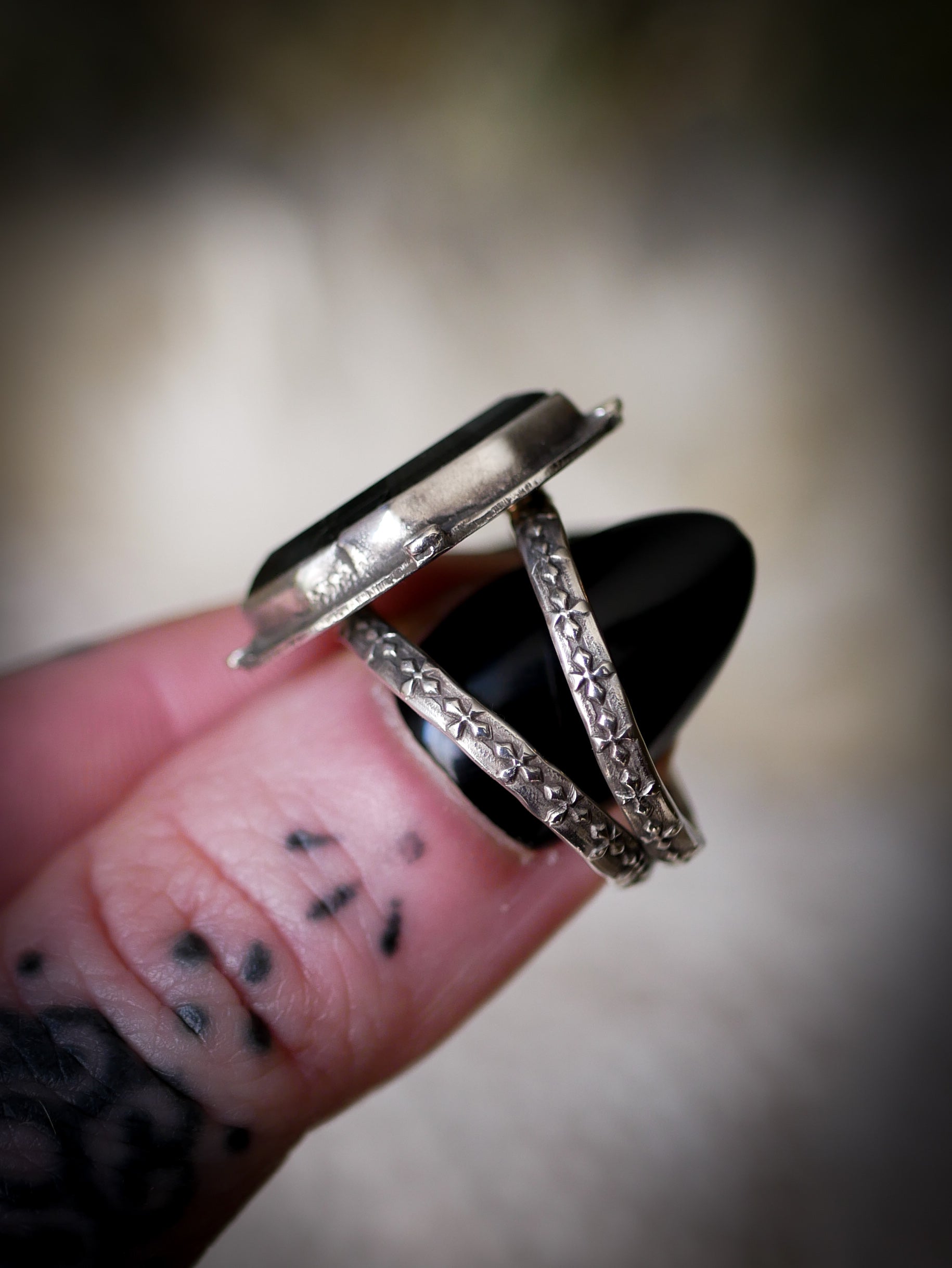 La Relique de la Pythie - Bague en labradorite bleue facettée et argent