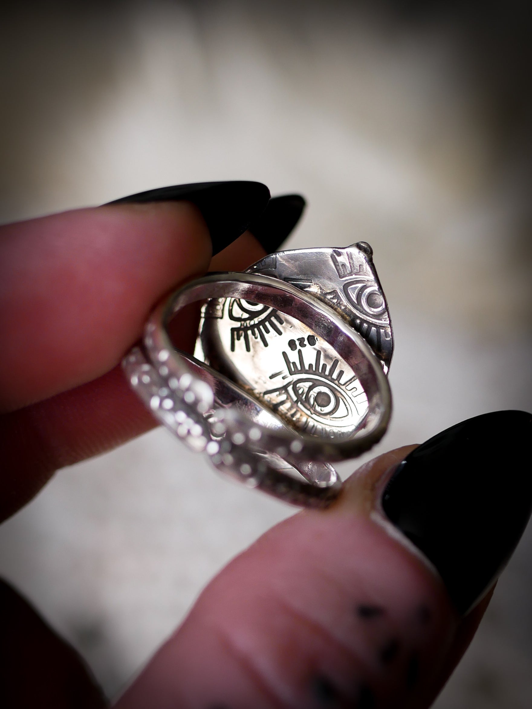 La Relique de la Pythie - Bague en labradorite bleue facettée et argent