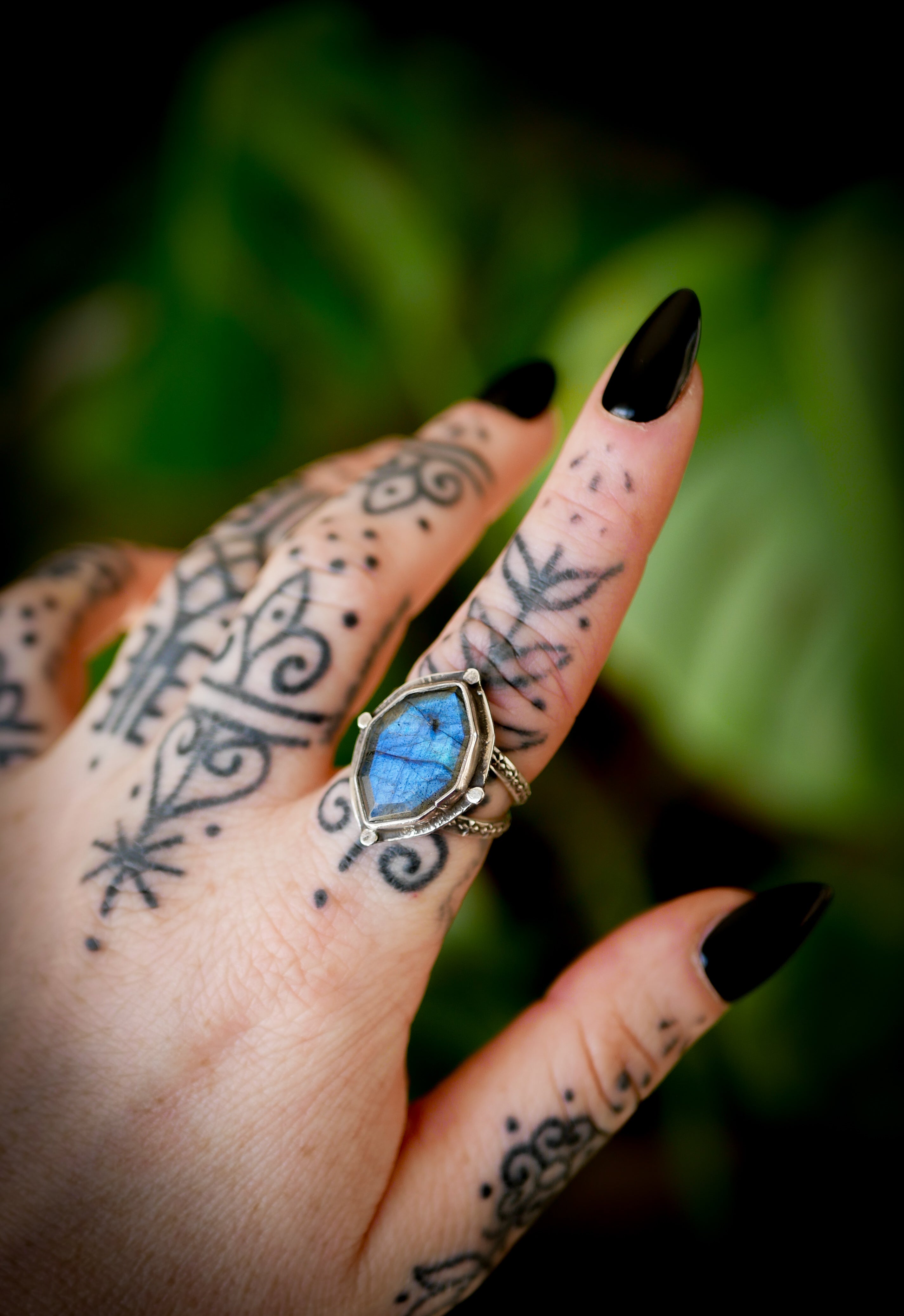 La Relique de la Pythie - Bague en labradorite bleue facettée et argent