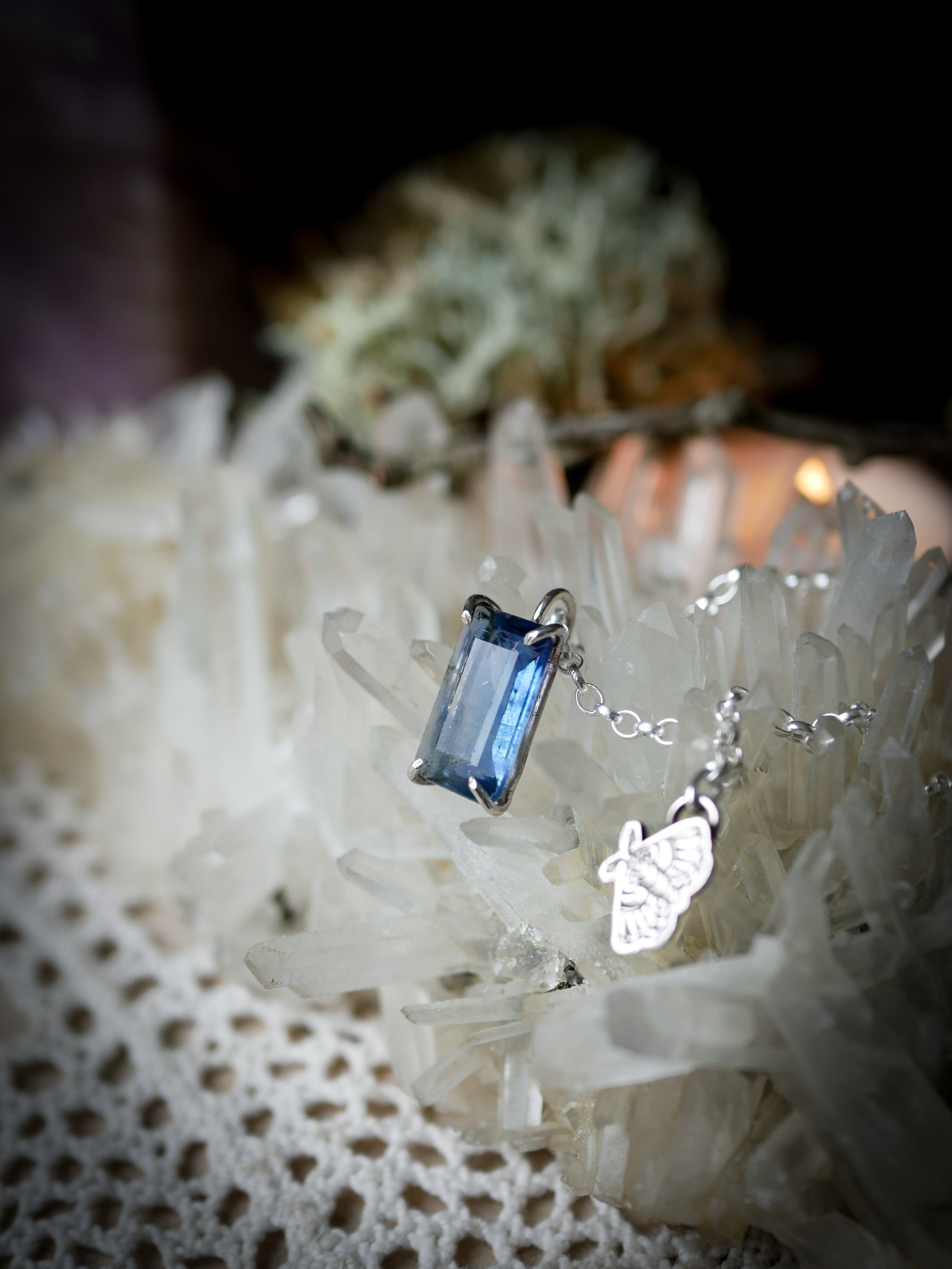 Nox Magicae - Collier en fluorite arc-en-ciel facettée et argent, papillon de nuit frappé