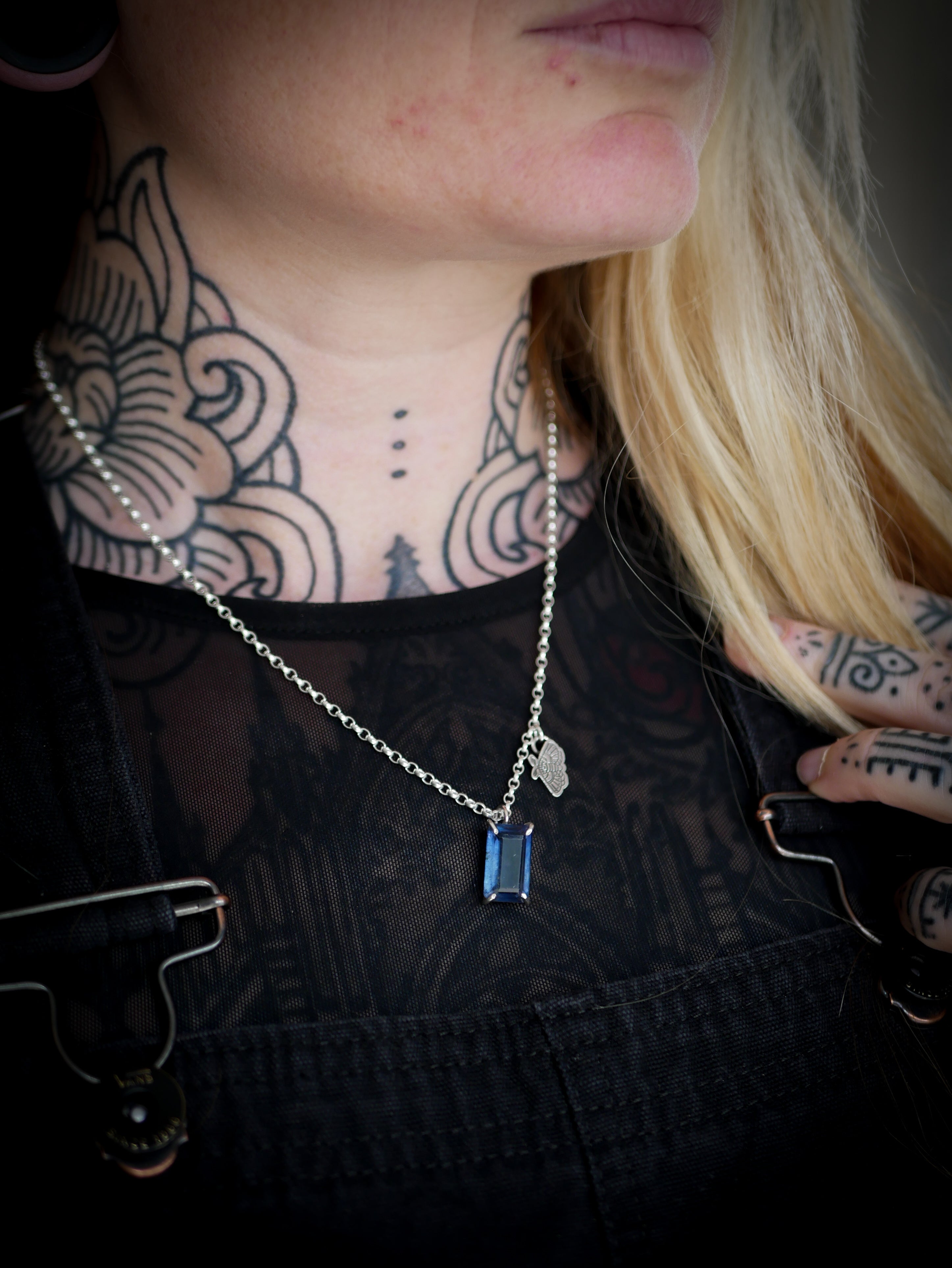 Nox Magicae - Collier en fluorite arc-en-ciel facettée et argent, papillon de nuit frappé
