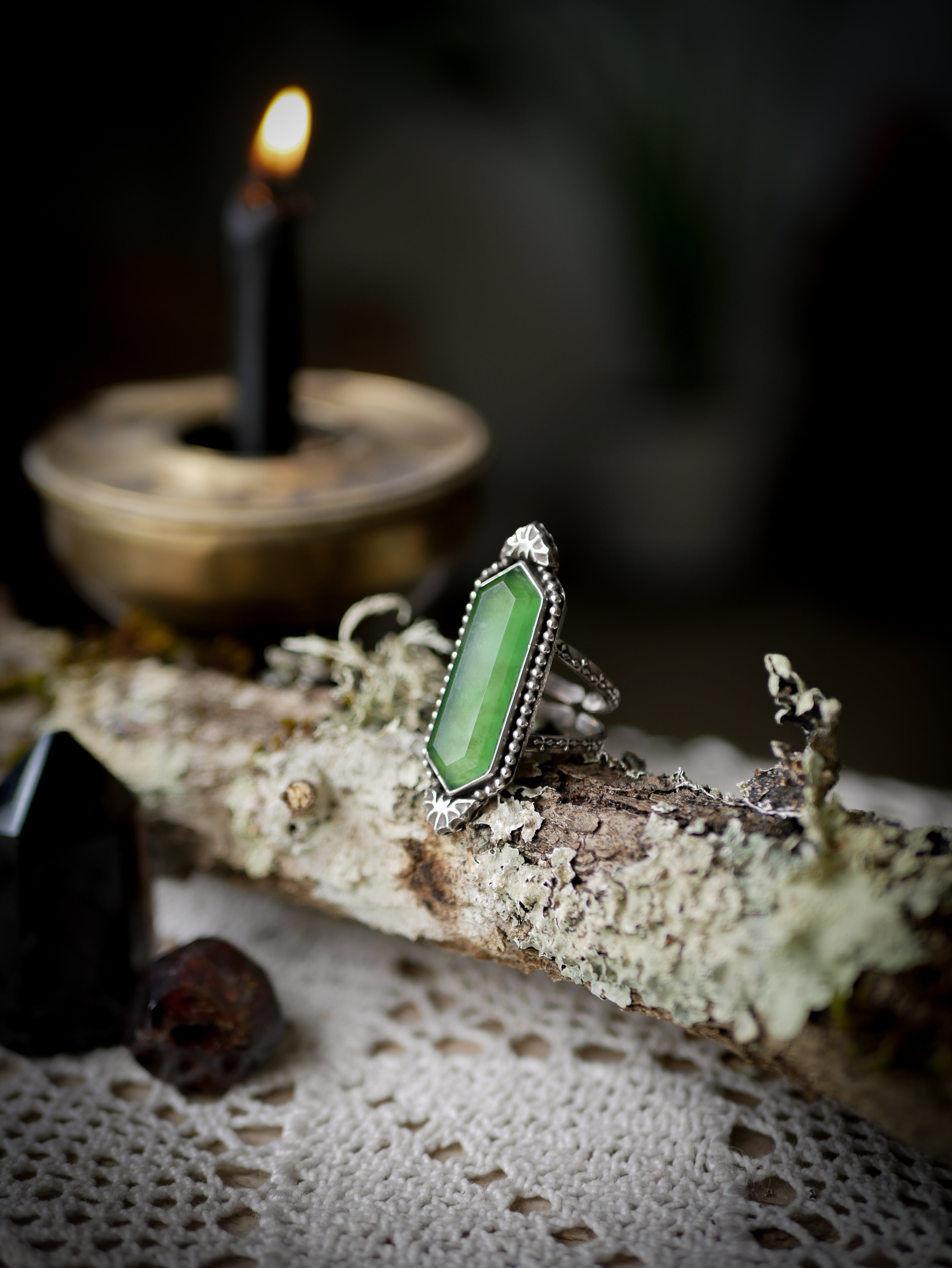 La Strega del Maniero - Anello in Serpentino Sfaccettato e Argento, Pipistrelli Forgiati