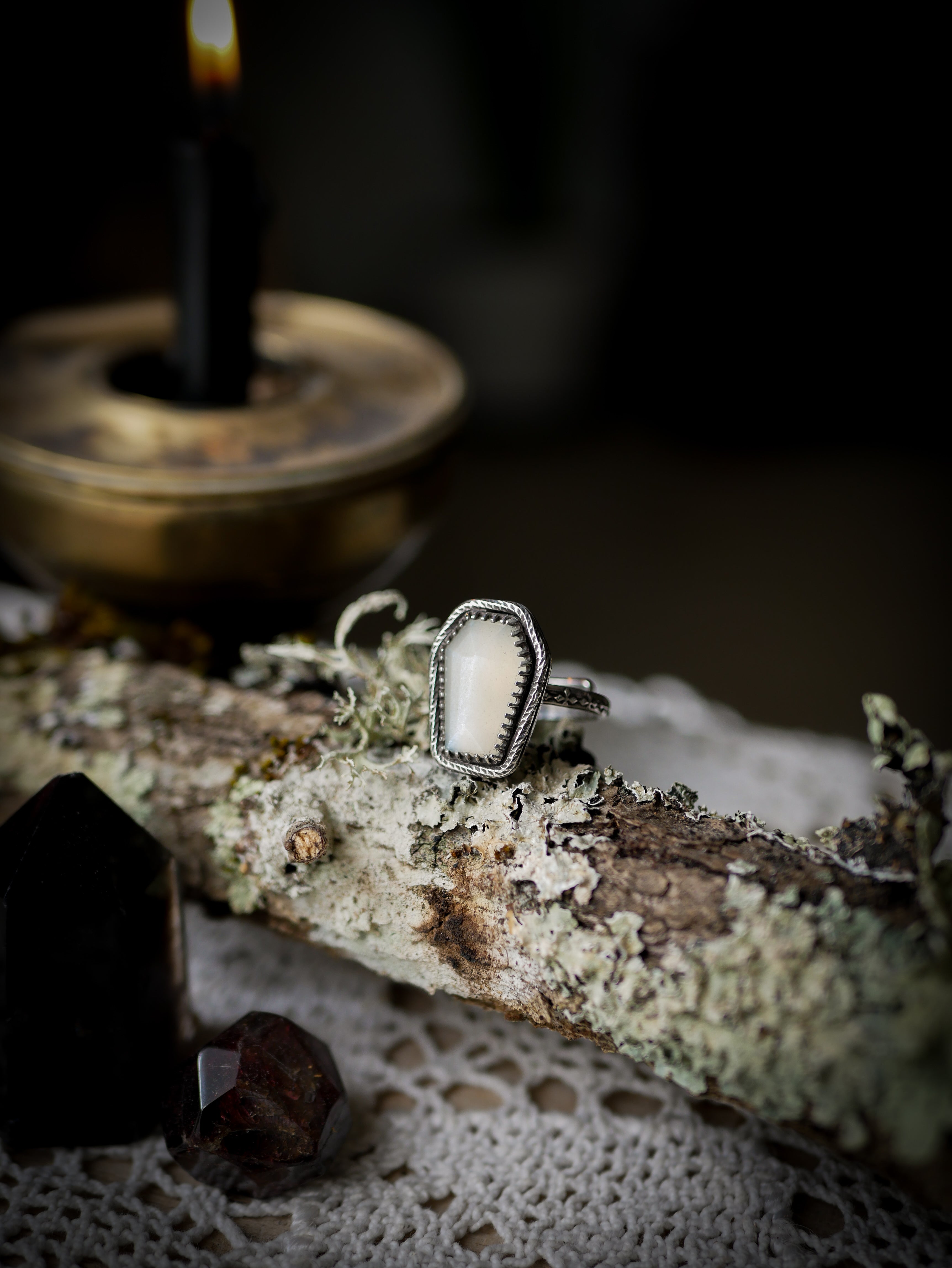 Nosferatu - Anello a bara in pietra di luna bianca sfaccettata e argento