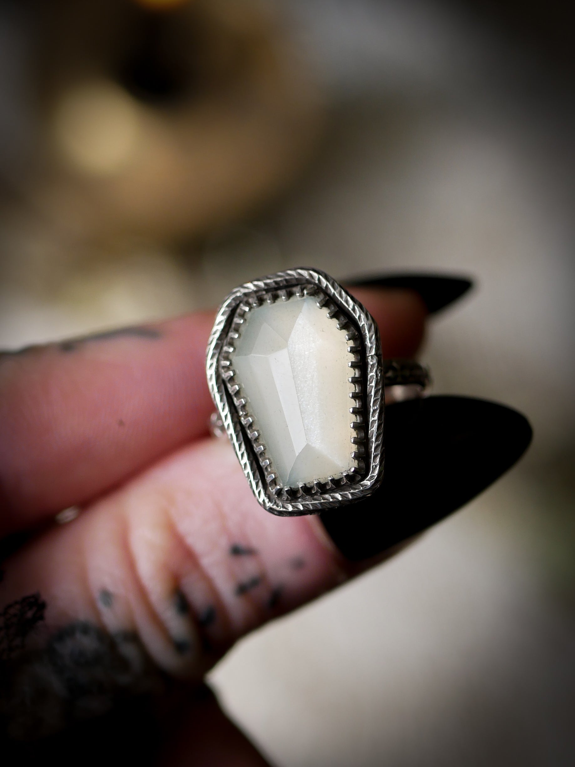 Nosferatu - Anello a bara in pietra di luna bianca sfaccettata e argento