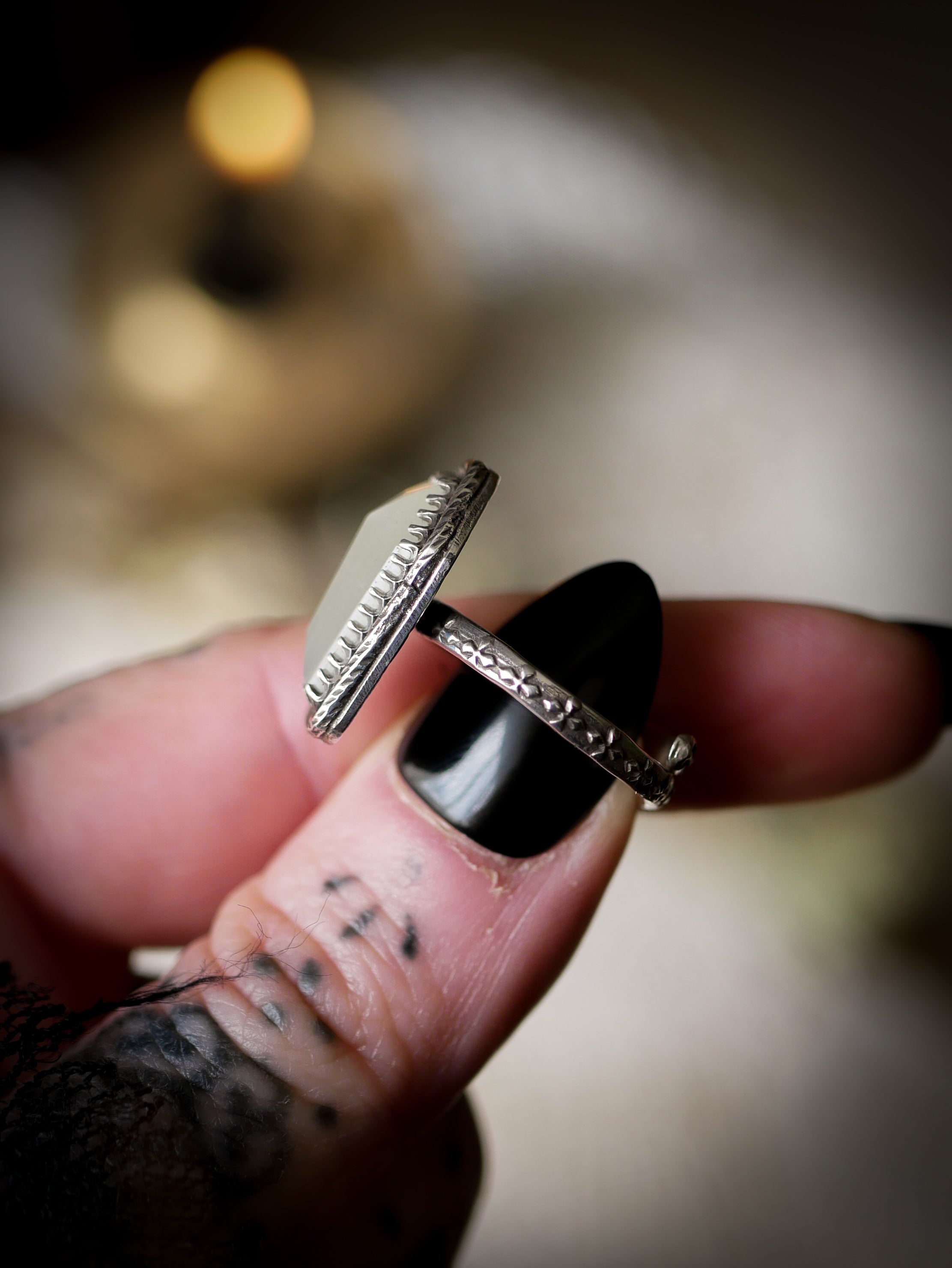 Nosferatu - Anello a bara in pietra di luna bianca sfaccettata e argento