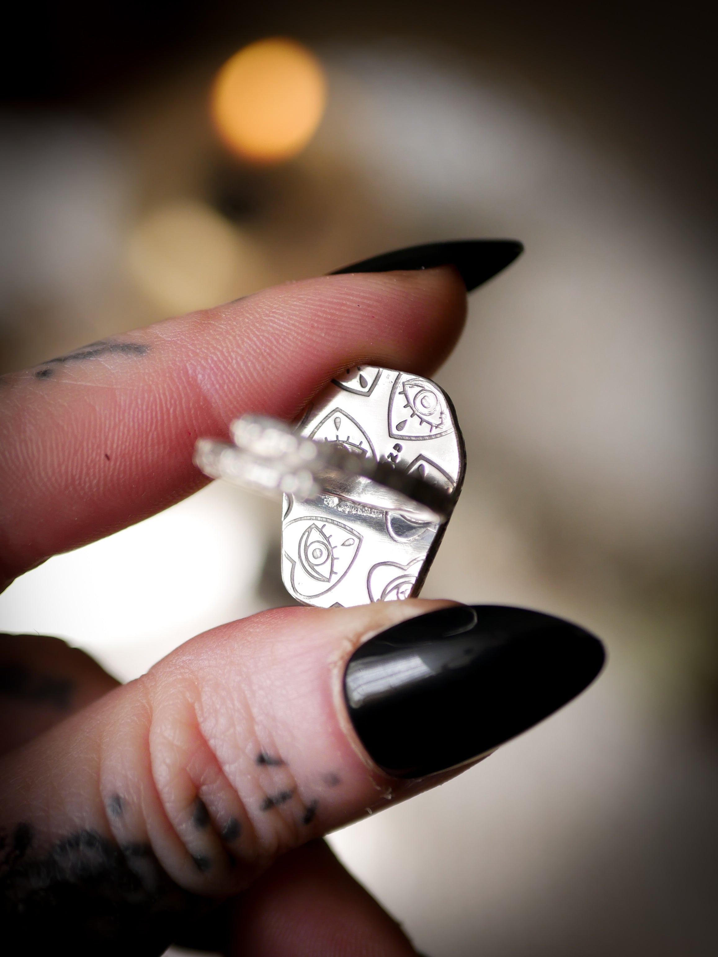 Nosferatu - Anello a bara in pietra di luna bianca sfaccettata e argento