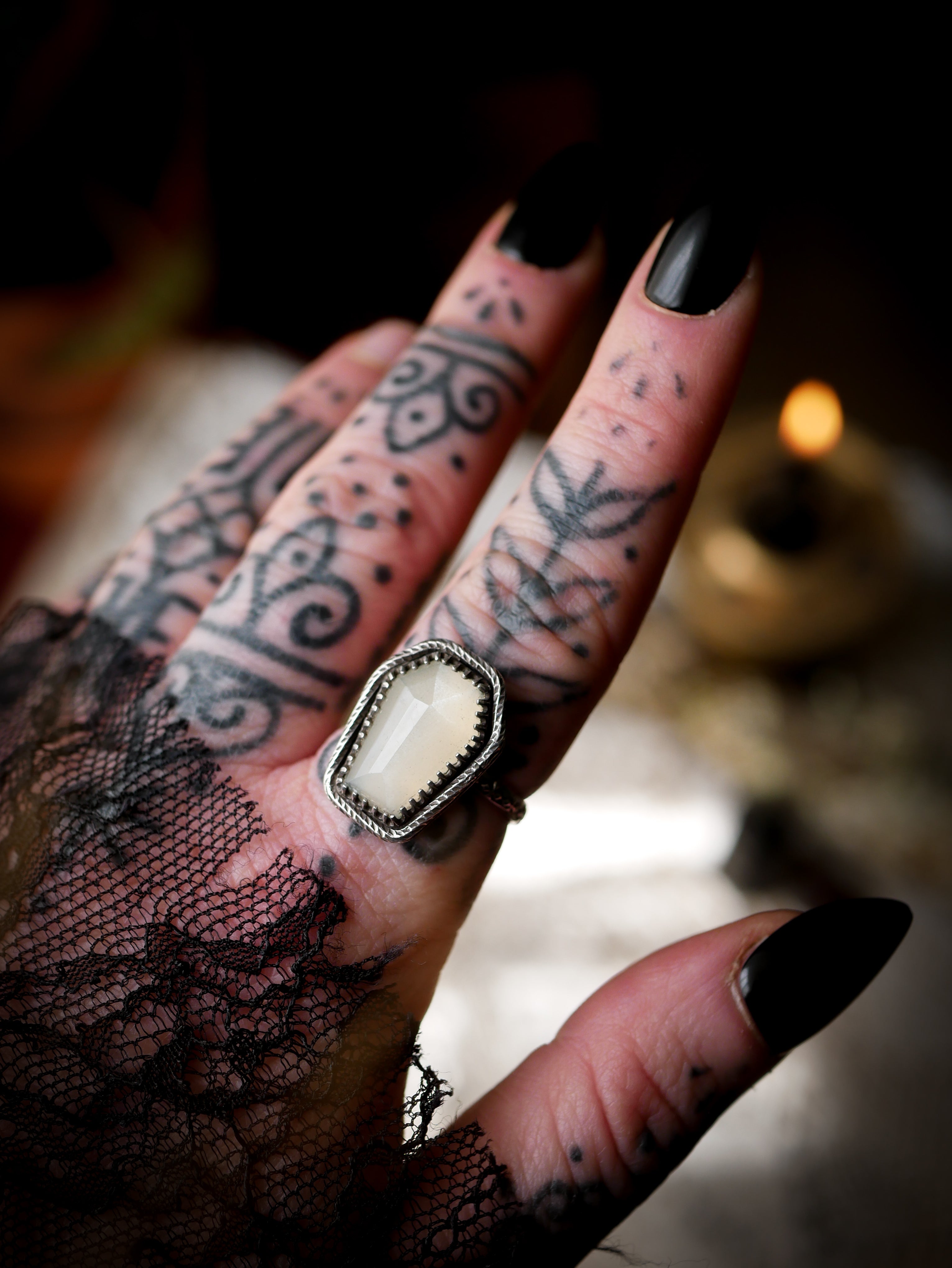 Nosferatu - Anello a bara in pietra di luna bianca sfaccettata e argento