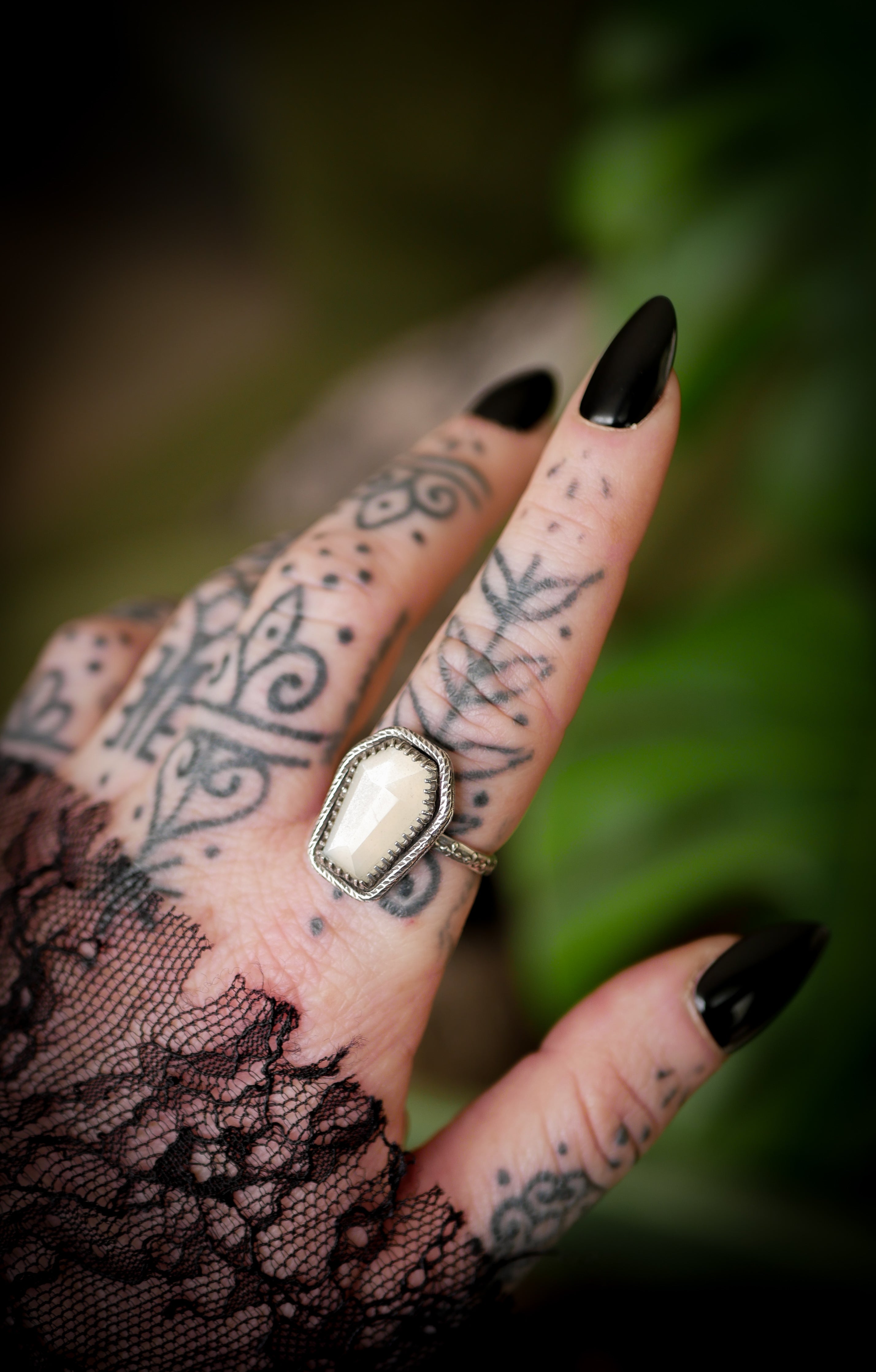 Nosferatu - Anello a bara in pietra di luna bianca sfaccettata e argento