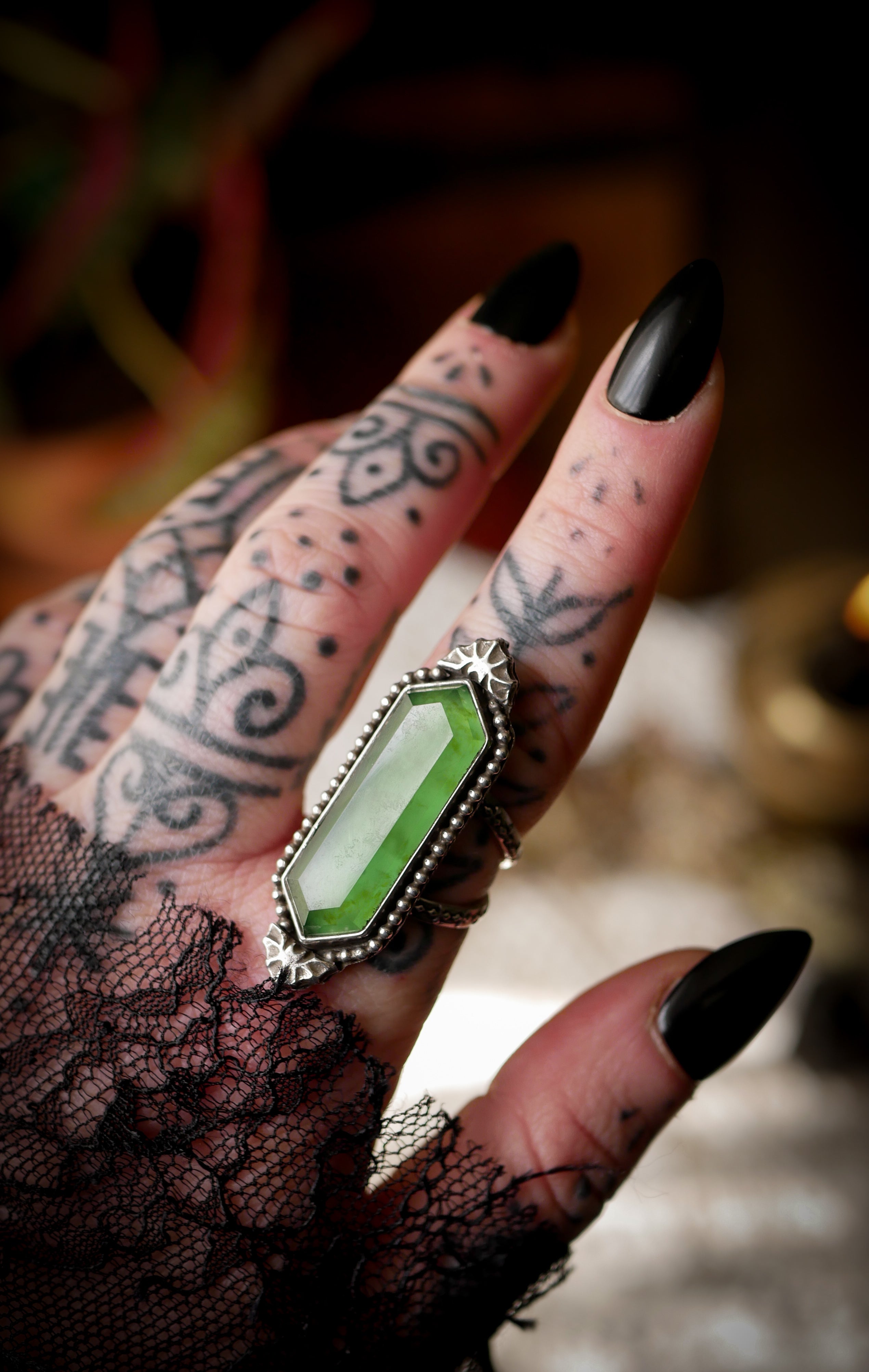 La Strega del Maniero - Anello in Serpentino Sfaccettato e Argento, Pipistrelli Forgiati
