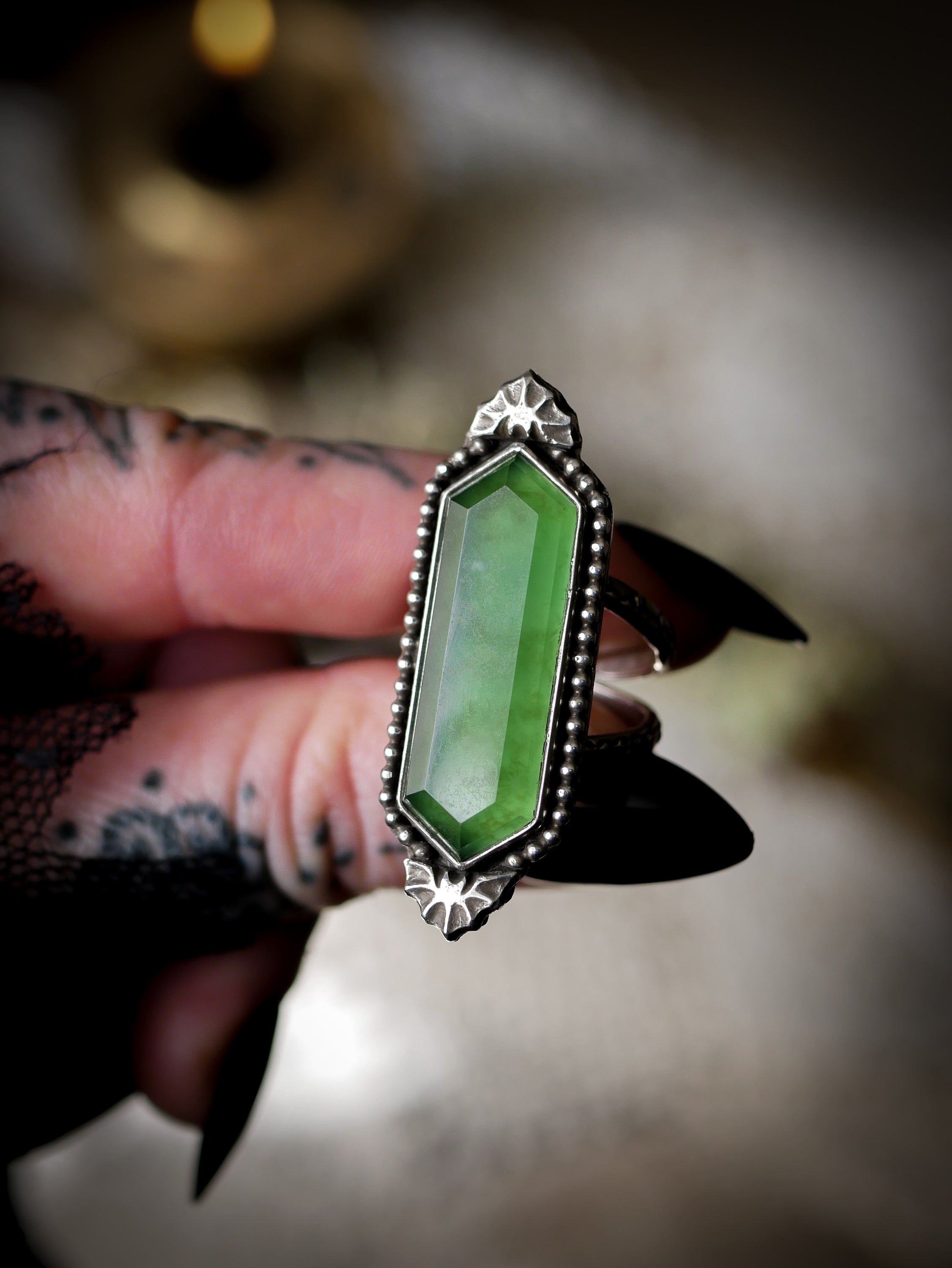 La Strega del Maniero - Anello in Serpentino Sfaccettato e Argento, Pipistrelli Forgiati