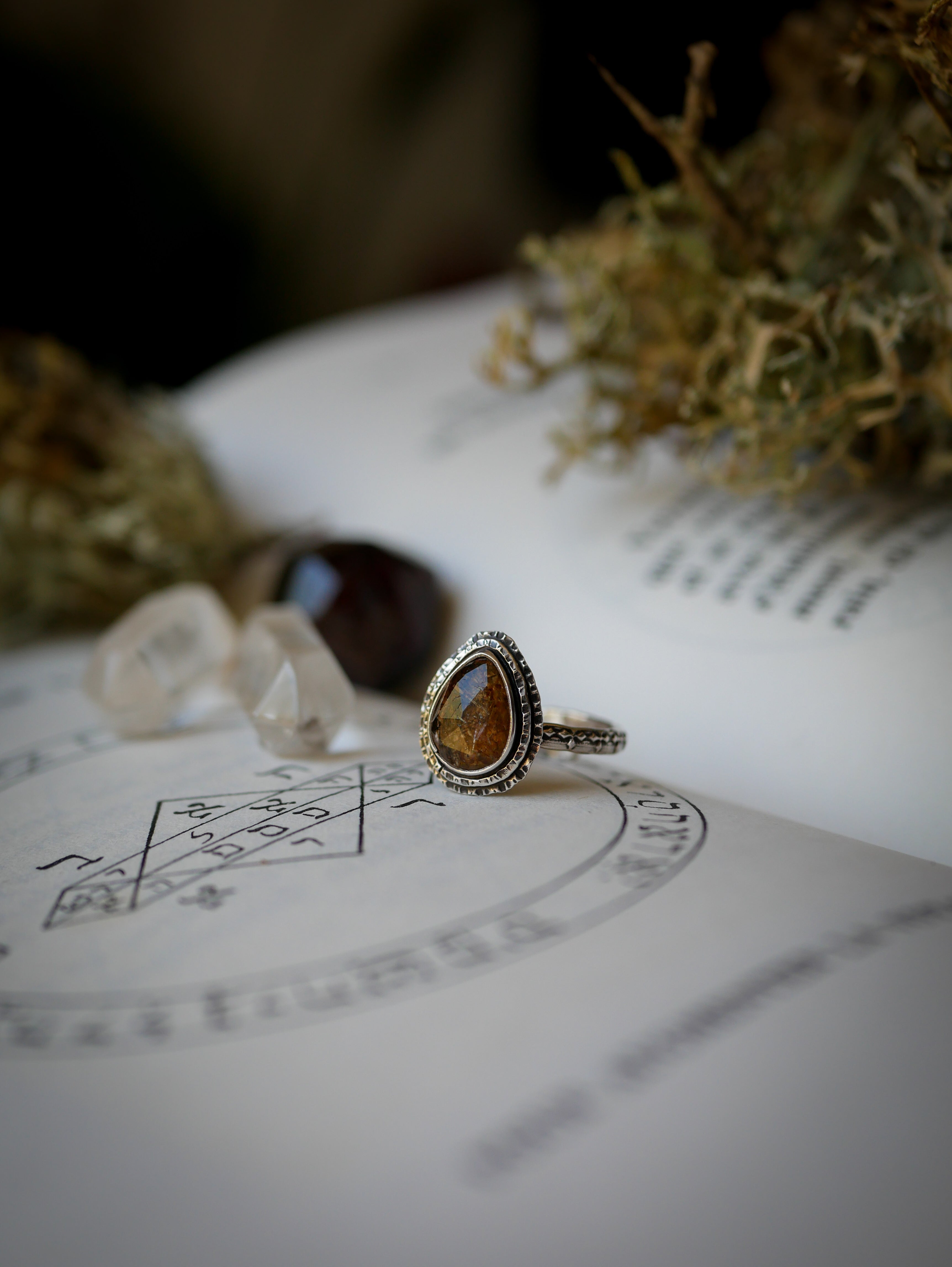 L'Œil d'Horus - Bague en quartz rutile doré facetté et argent