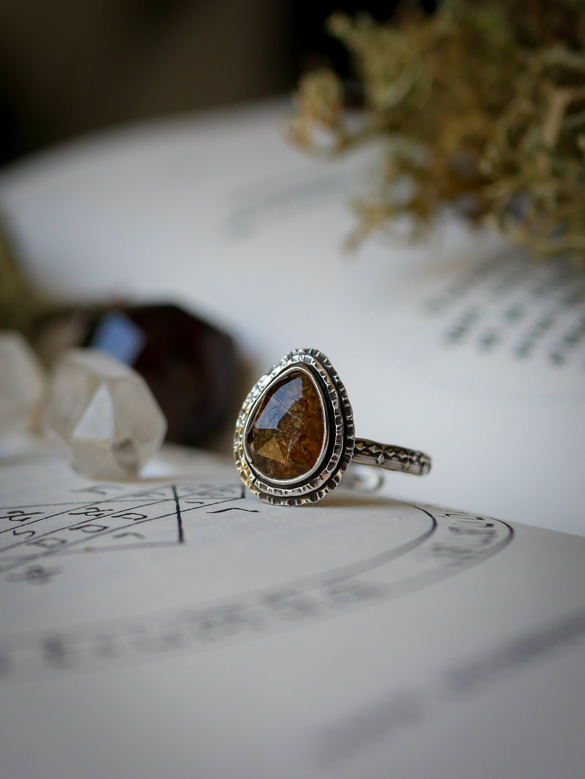 L'Œil d'Horus - Bague en quartz rutile doré facetté et argent