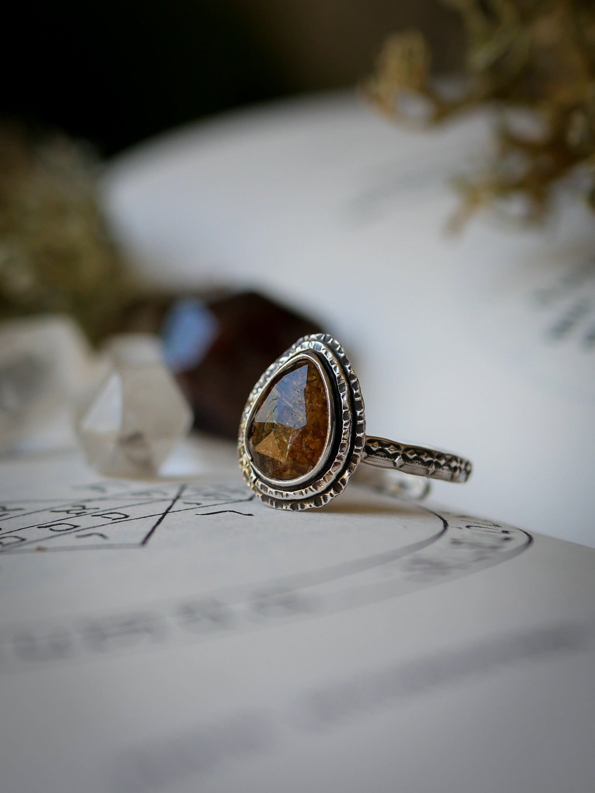L'Œil d'Horus - Bague en quartz rutile doré facetté et argent