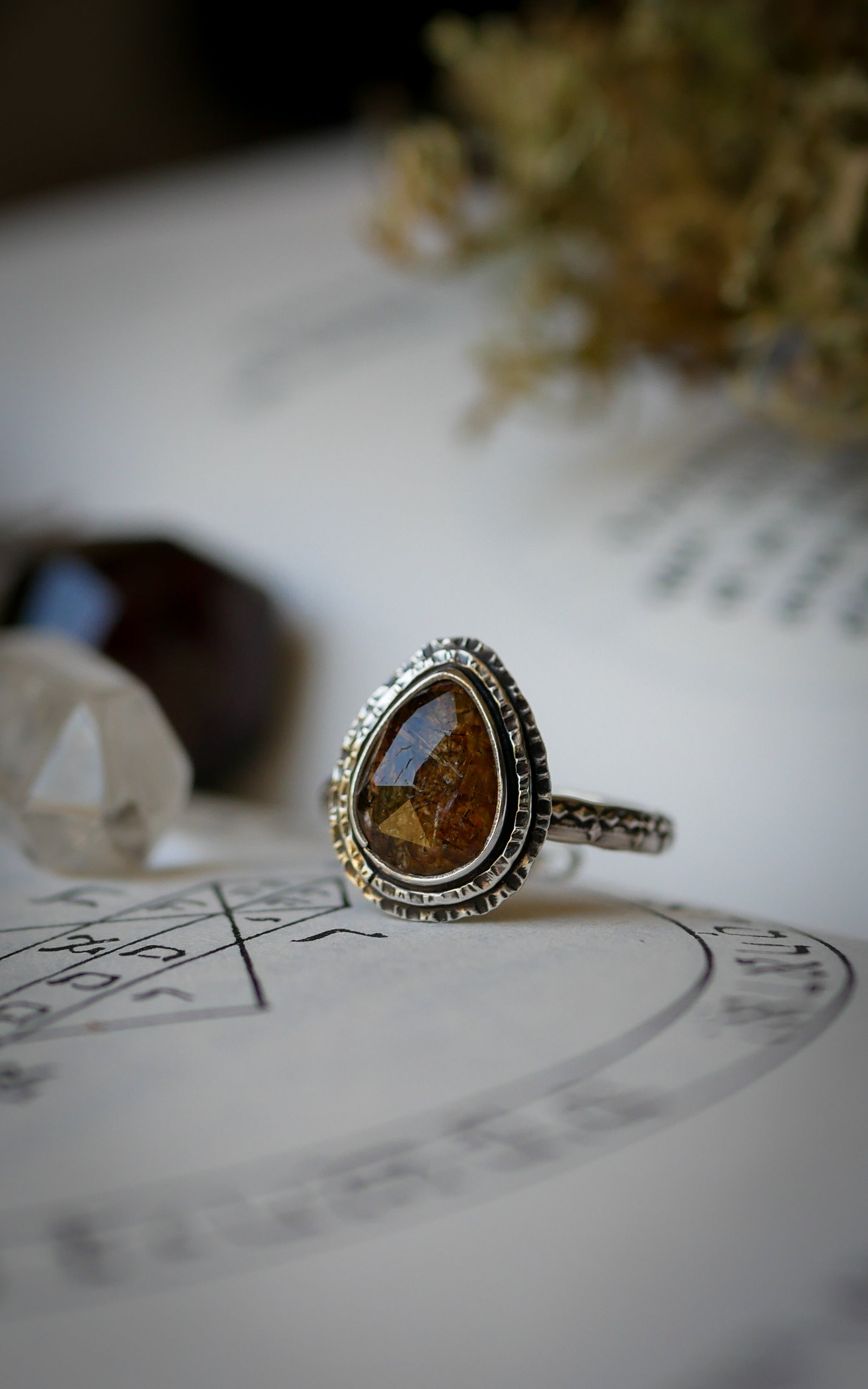 L'Œil d'Horus - Bague en quartz rutile doré facetté et argent