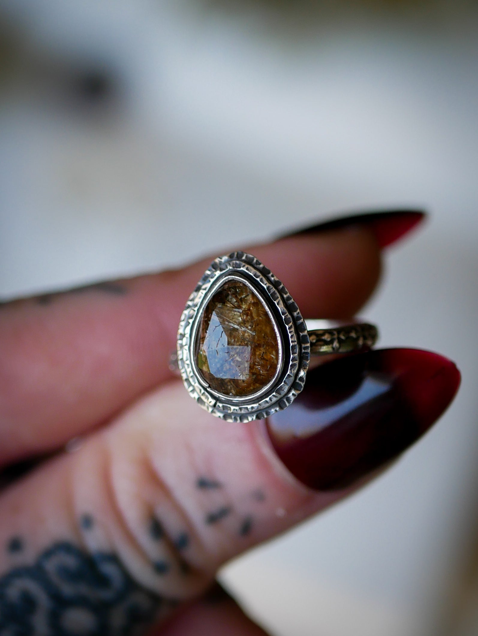 L'Œil d'Horus - Bague en quartz rutile doré facetté et argent