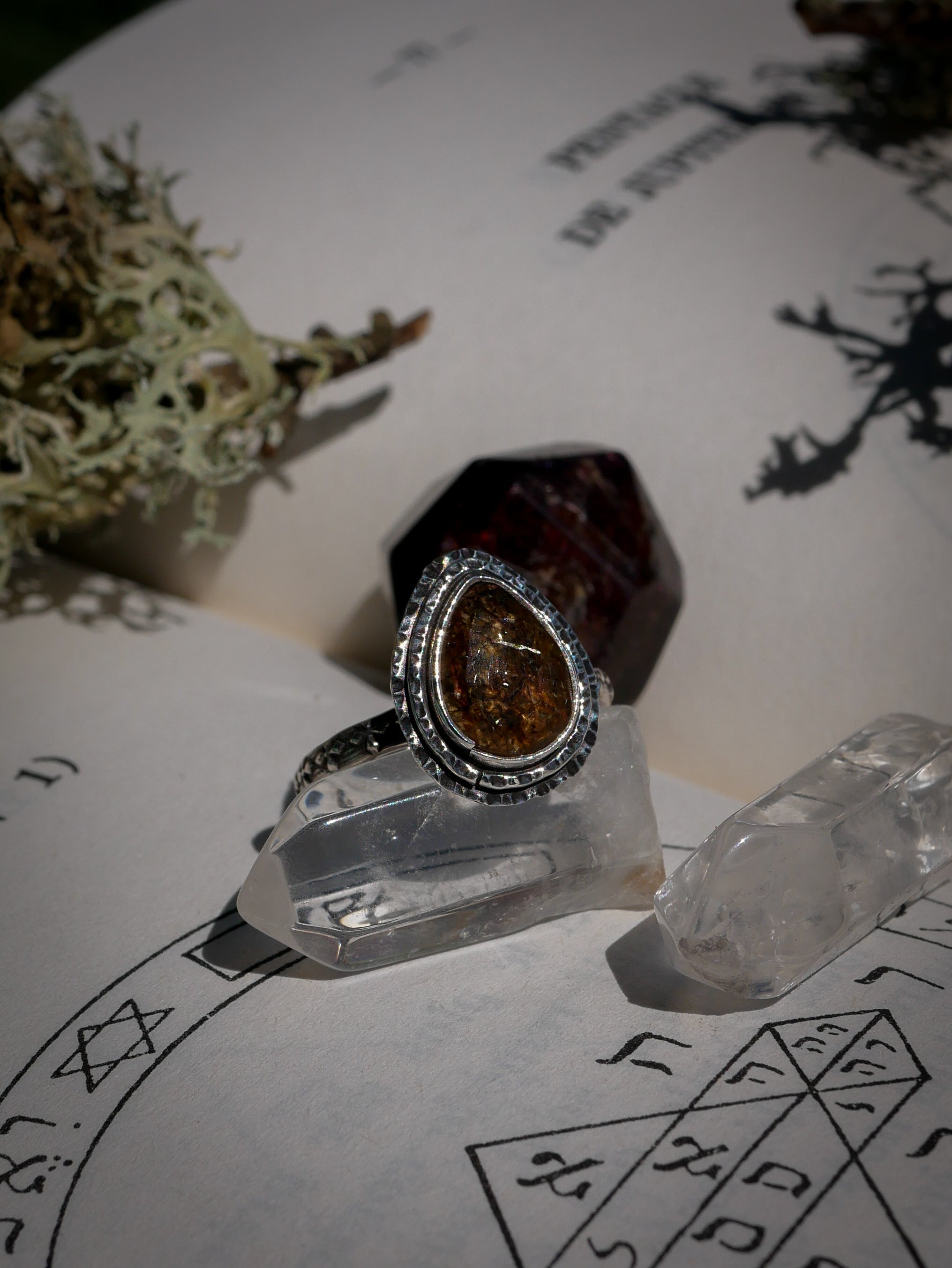 L'Œil d'Horus - Bague en quartz rutile doré facetté et argent