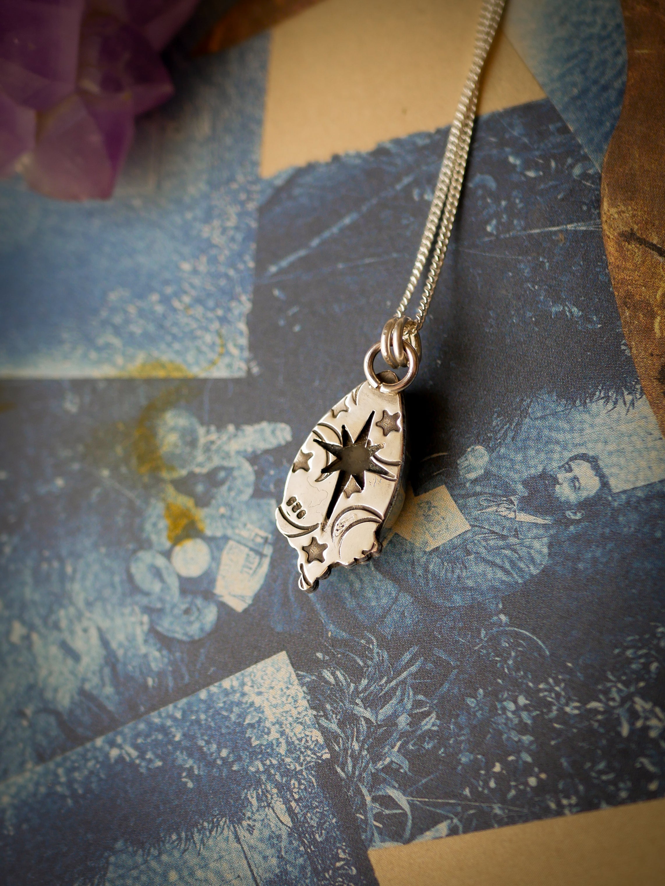 Magie Ancestrale - Collier en fossile d'ammonite et argent, étoile du Nord au dos