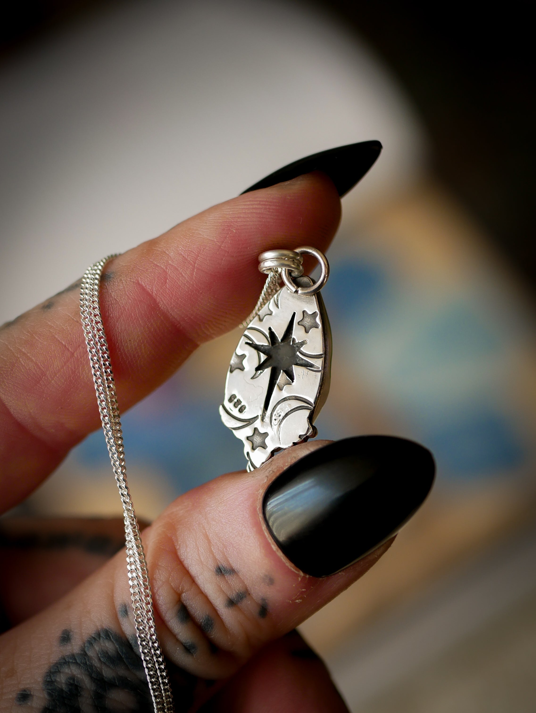 Magie Ancestrale - Collier en fossile d'ammonite et argent, étoile du Nord au dos