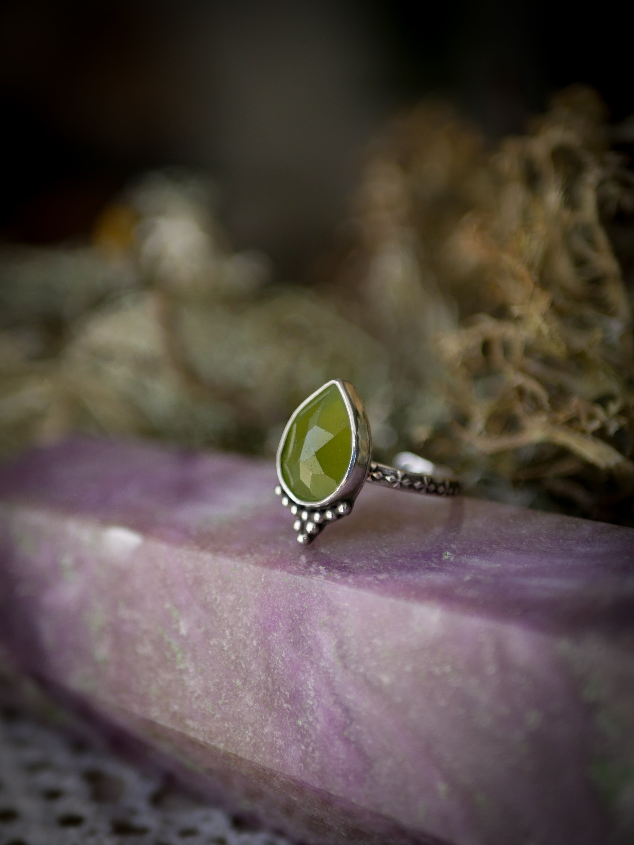 Sorcière des Forêts - Bague en vésuvianite facettée et argent