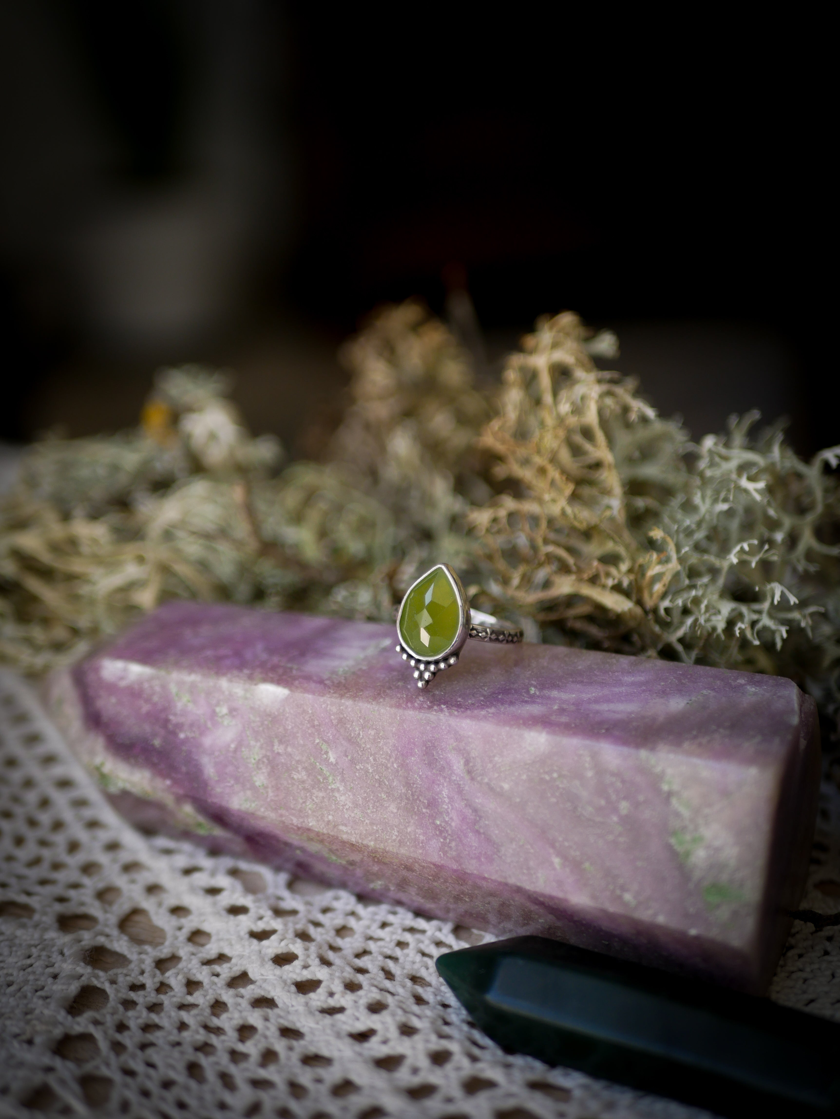 Sorcière des Forêts - Bague en vésuvianite facettée et argent