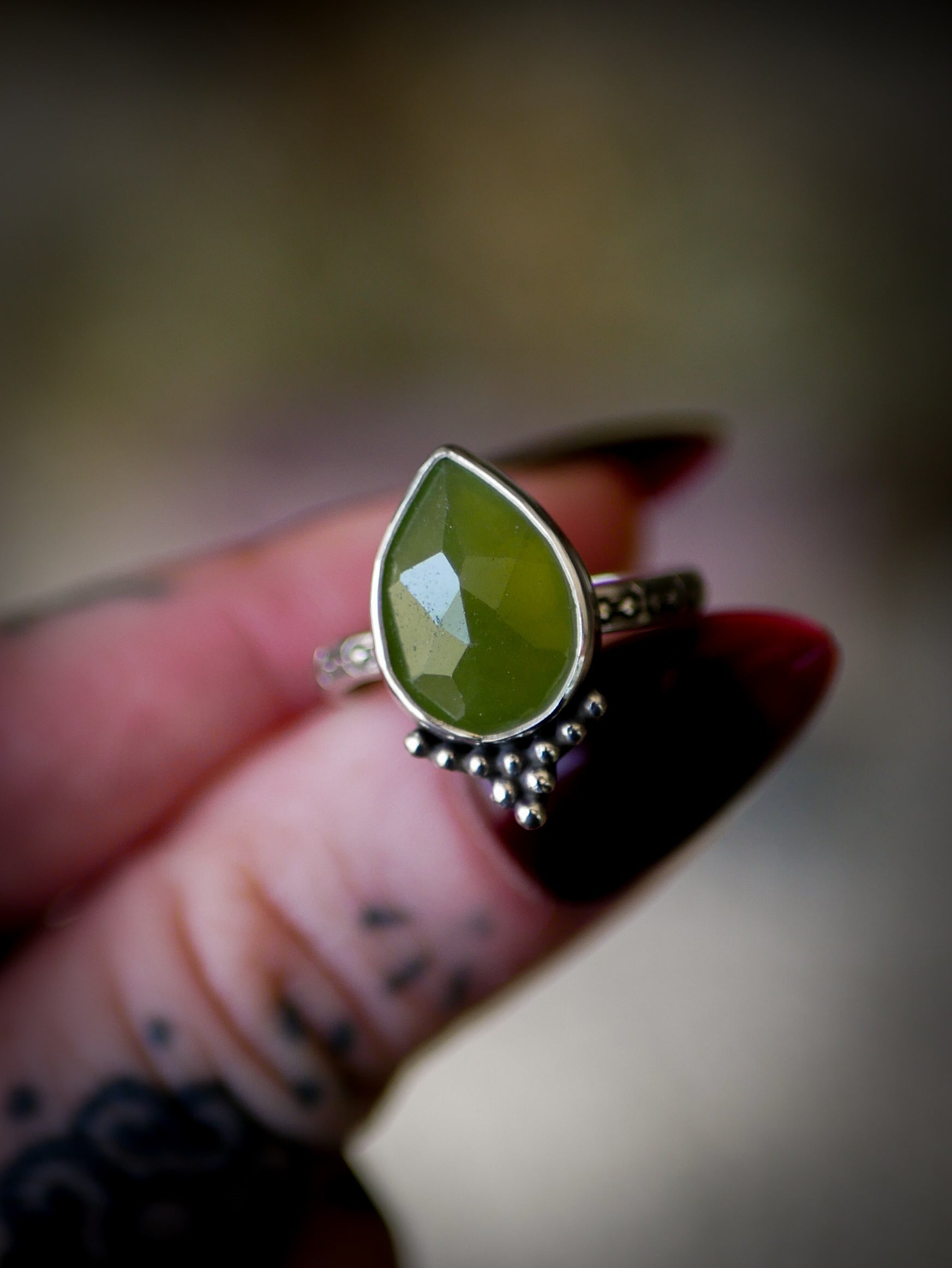 Sorcière des Forêts - Bague en vésuvianite facettée et argent