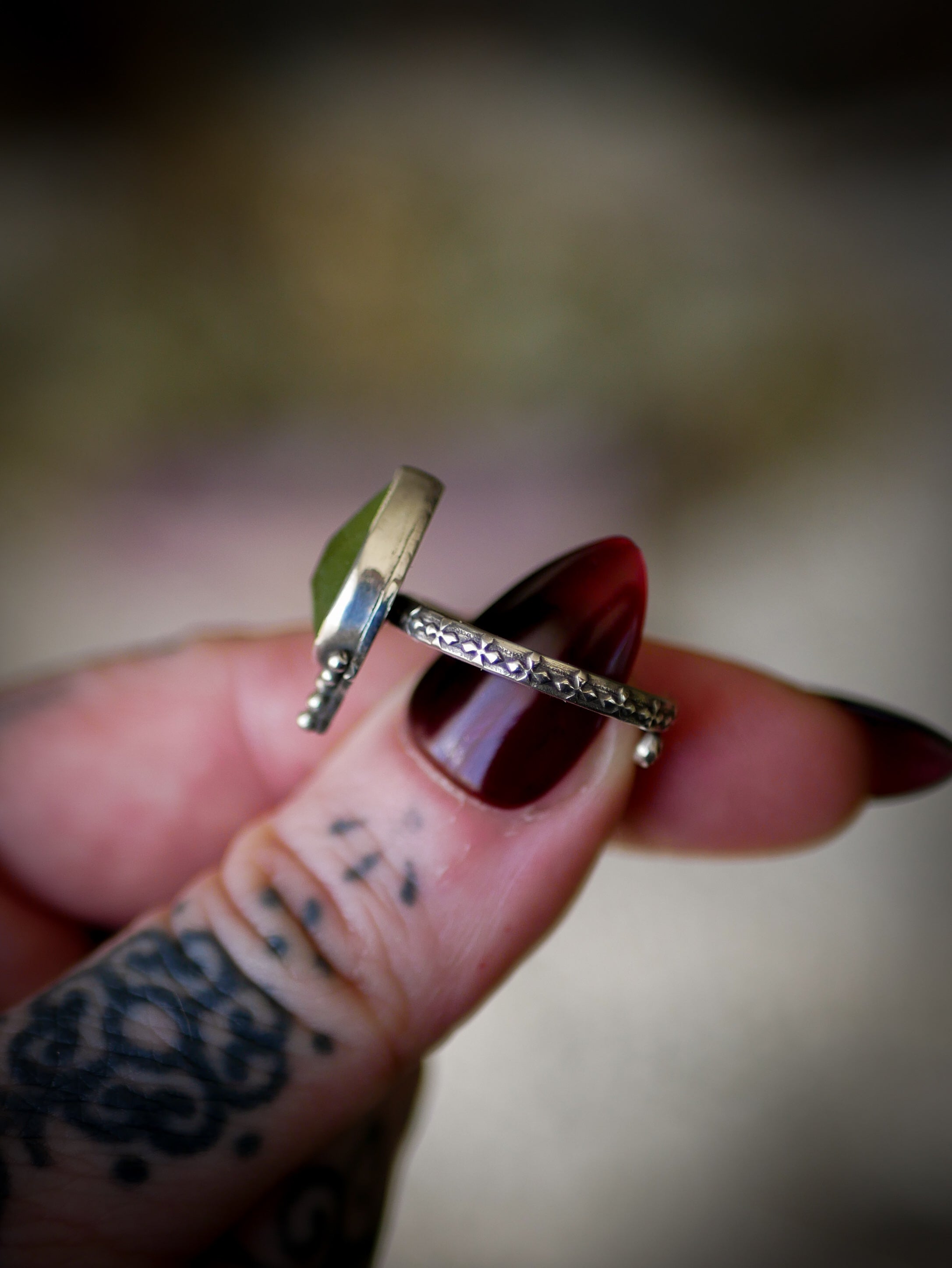 Sorcière des Forêts - Bague en vésuvianite facettée et argent