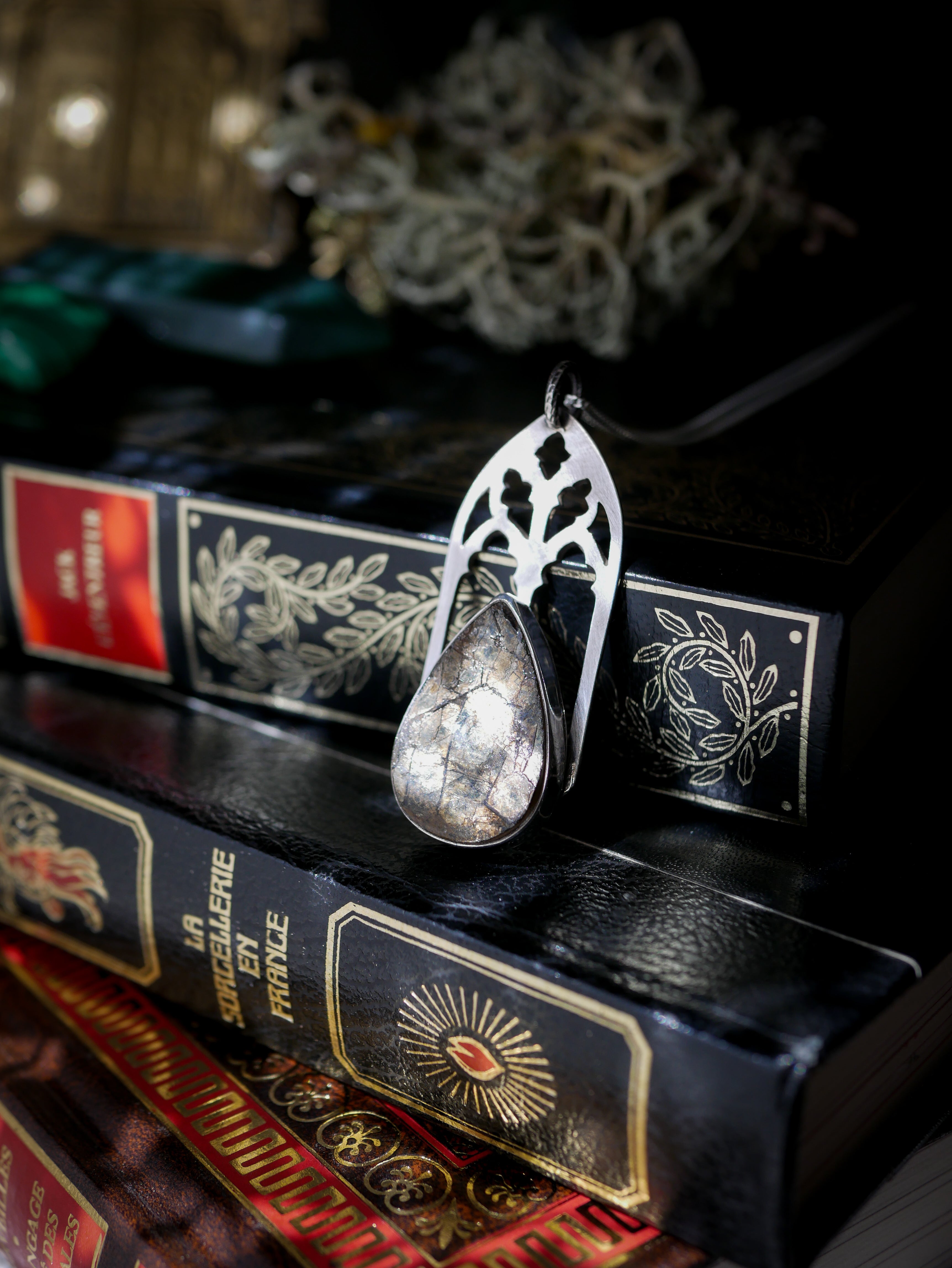 Le Coven - Collier gothique en cristal de l'Himalaya mica et argent