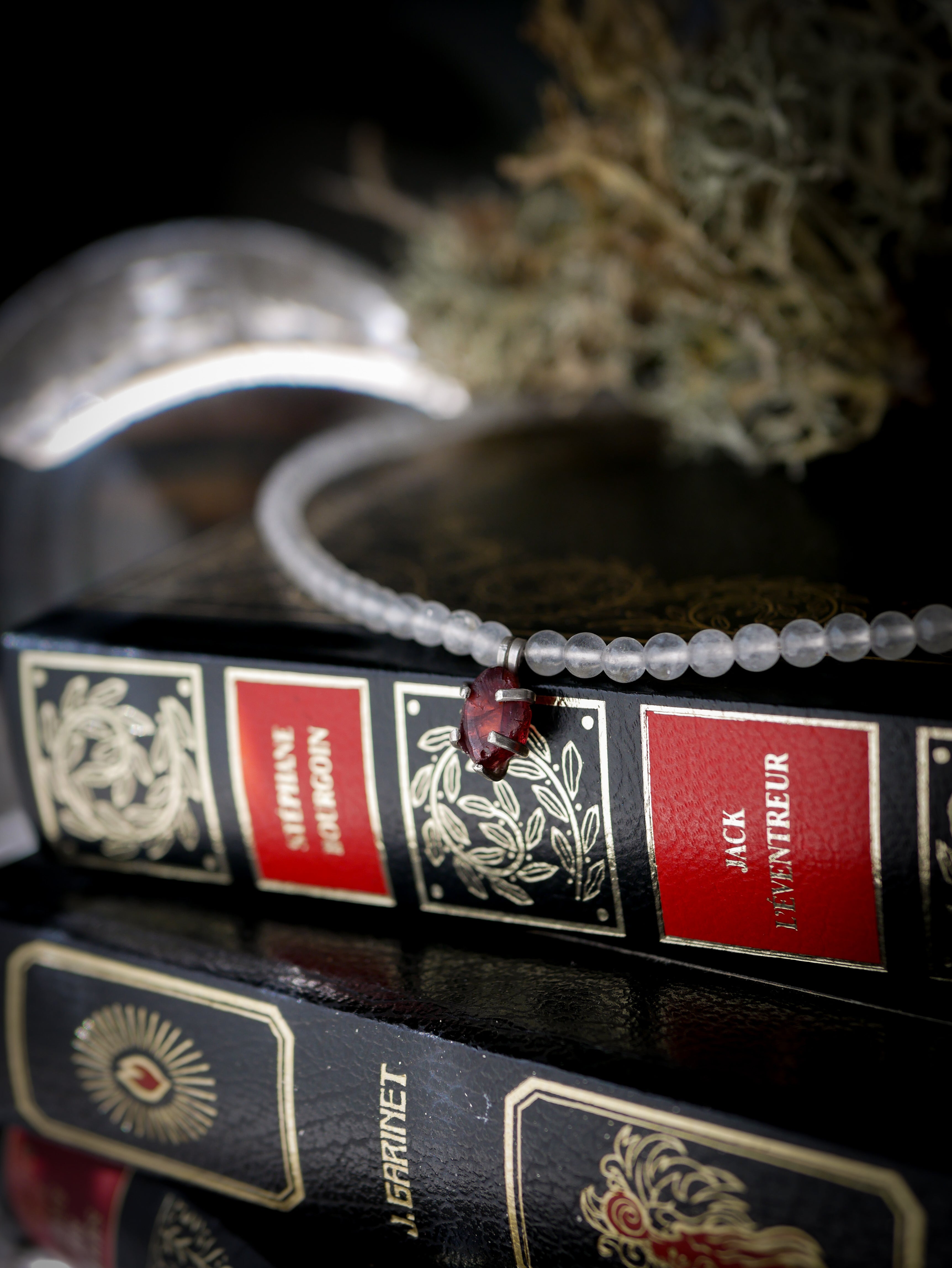 Baldr - Collier ras-de-cou en grenat, perles de jade blanc et argent