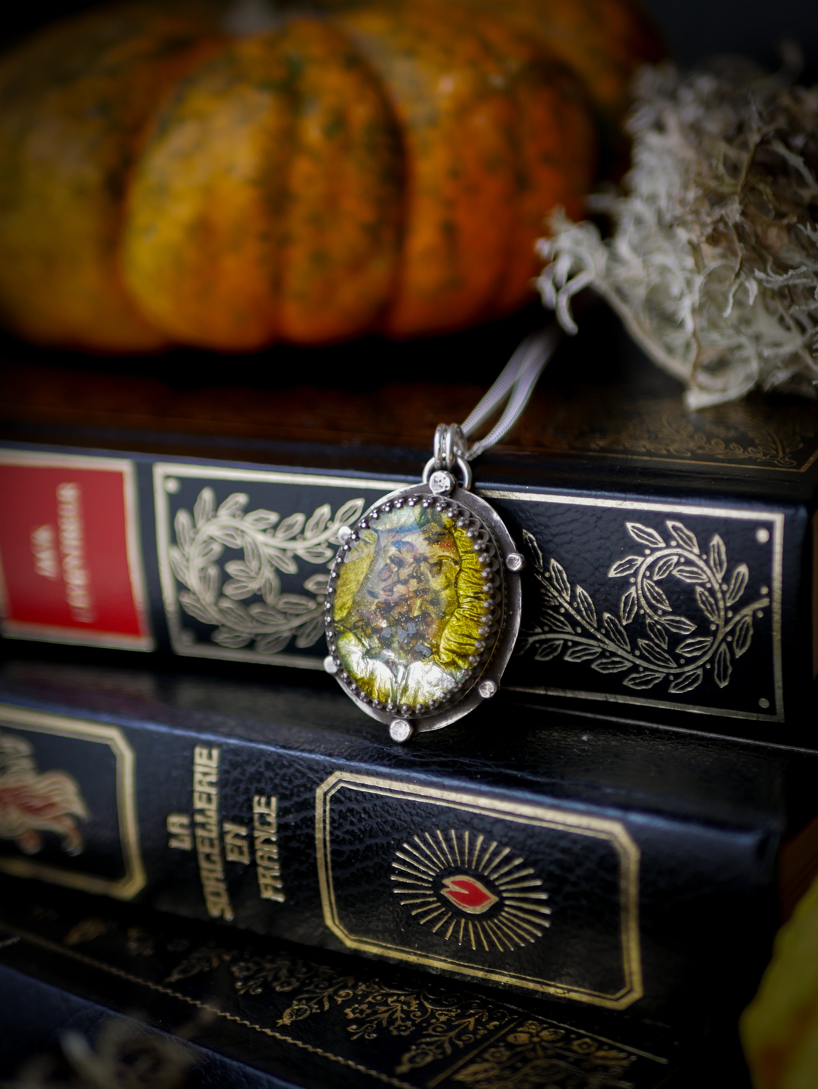 Le Feu Follet - Necklace in silver and faceted dichroic glass