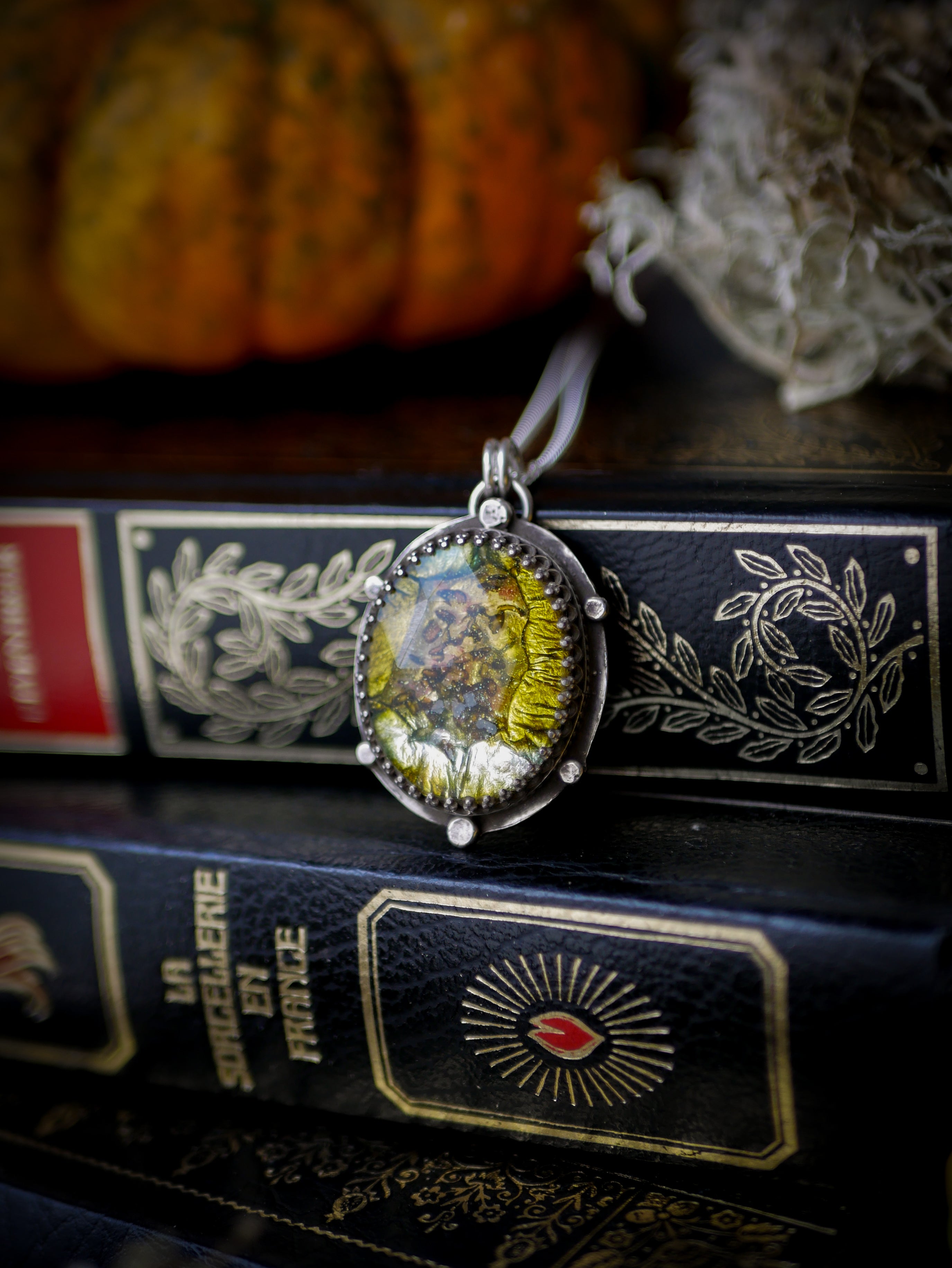 Le Feu Follet - Necklace in silver and faceted dichroic glass