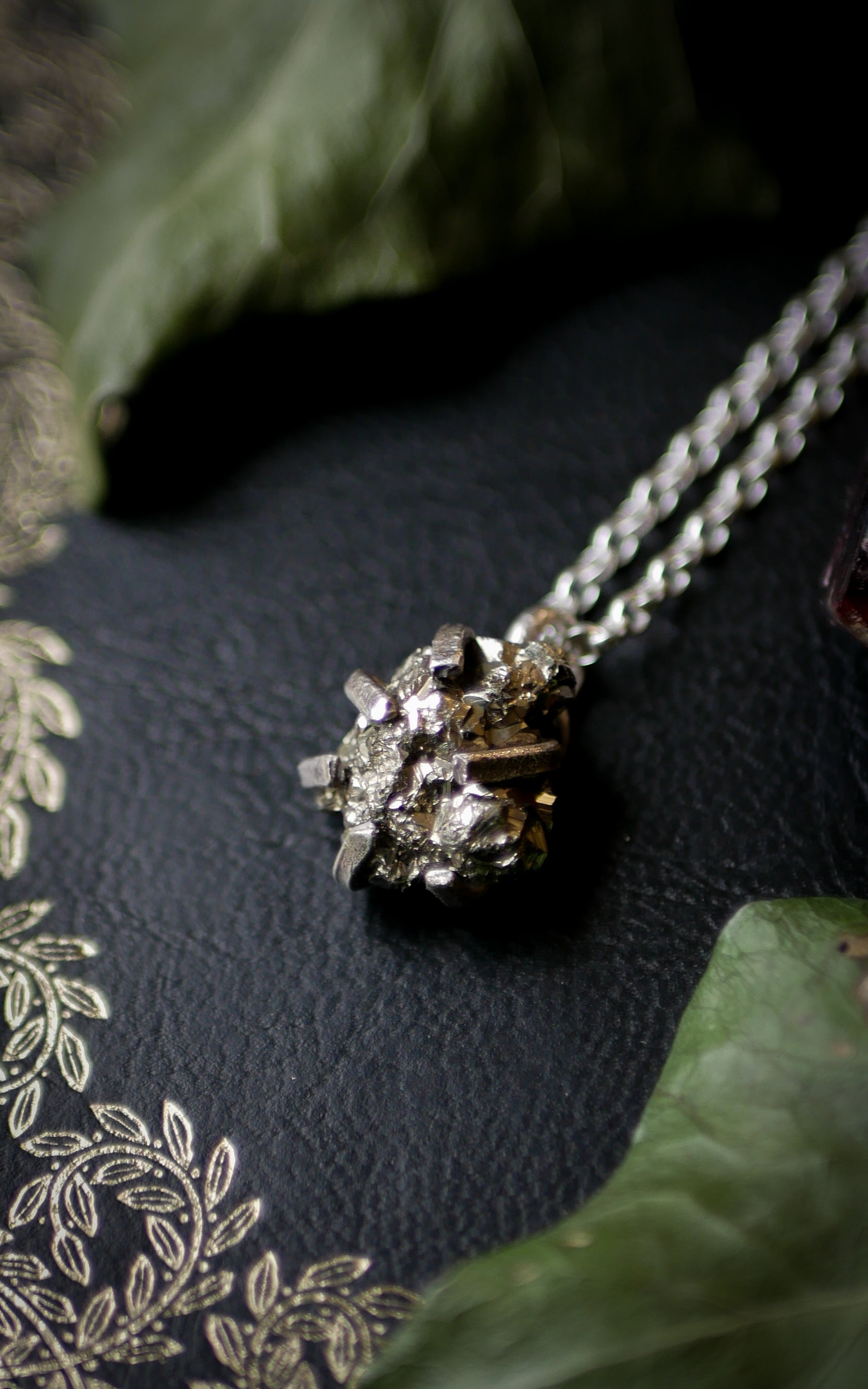 Pendentif En Argent Martelé Avec Uvarovite Brute 33mm - Collier Câble, Neuf Avec étiquettes