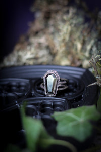 L'Esprit du Cimetière - Bague cercueil en pyrite et argent, crâne forgé au dos