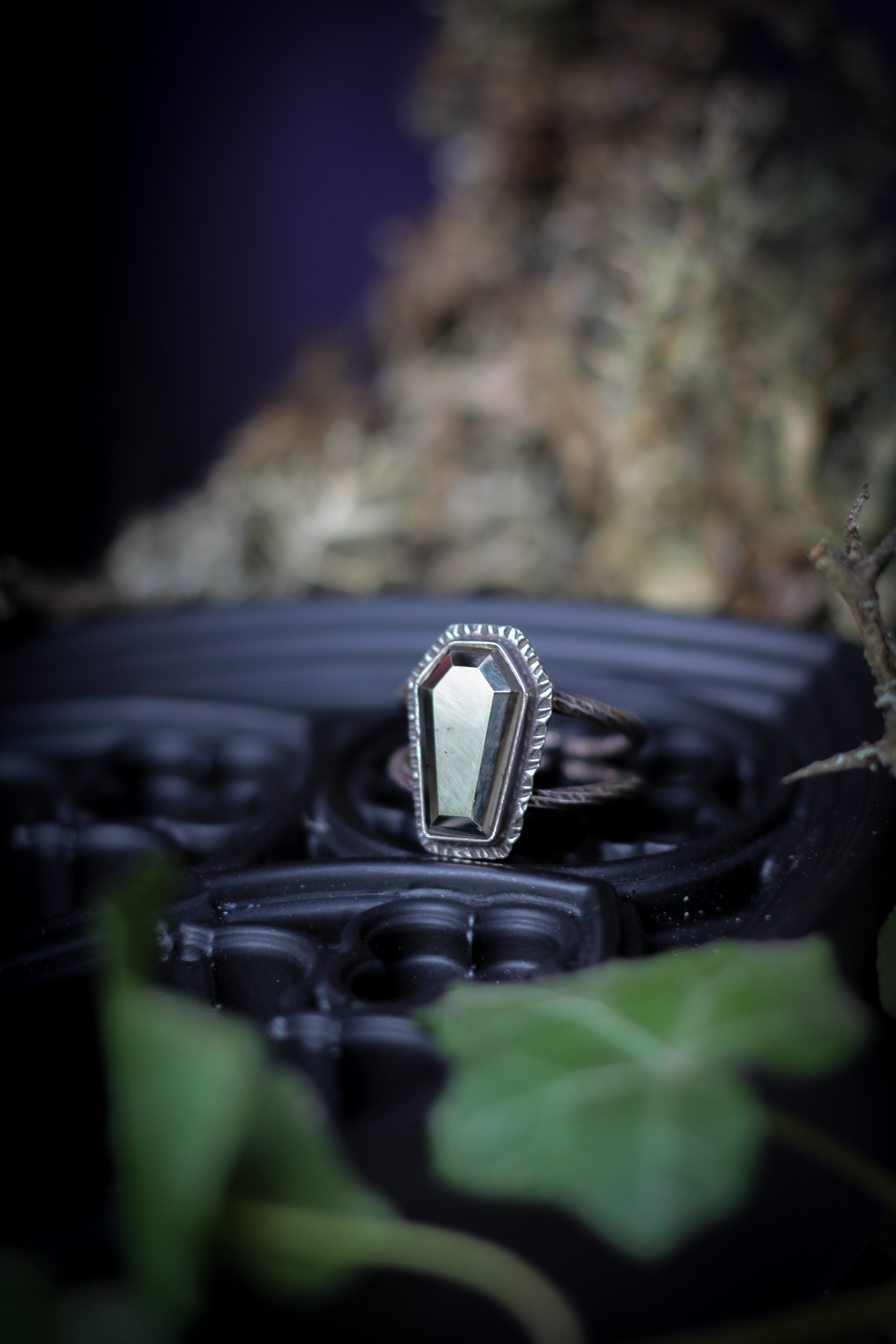 L'Esprit du Cimetière - Bague cercueil en pyrite et argent, crâne forgé au dos