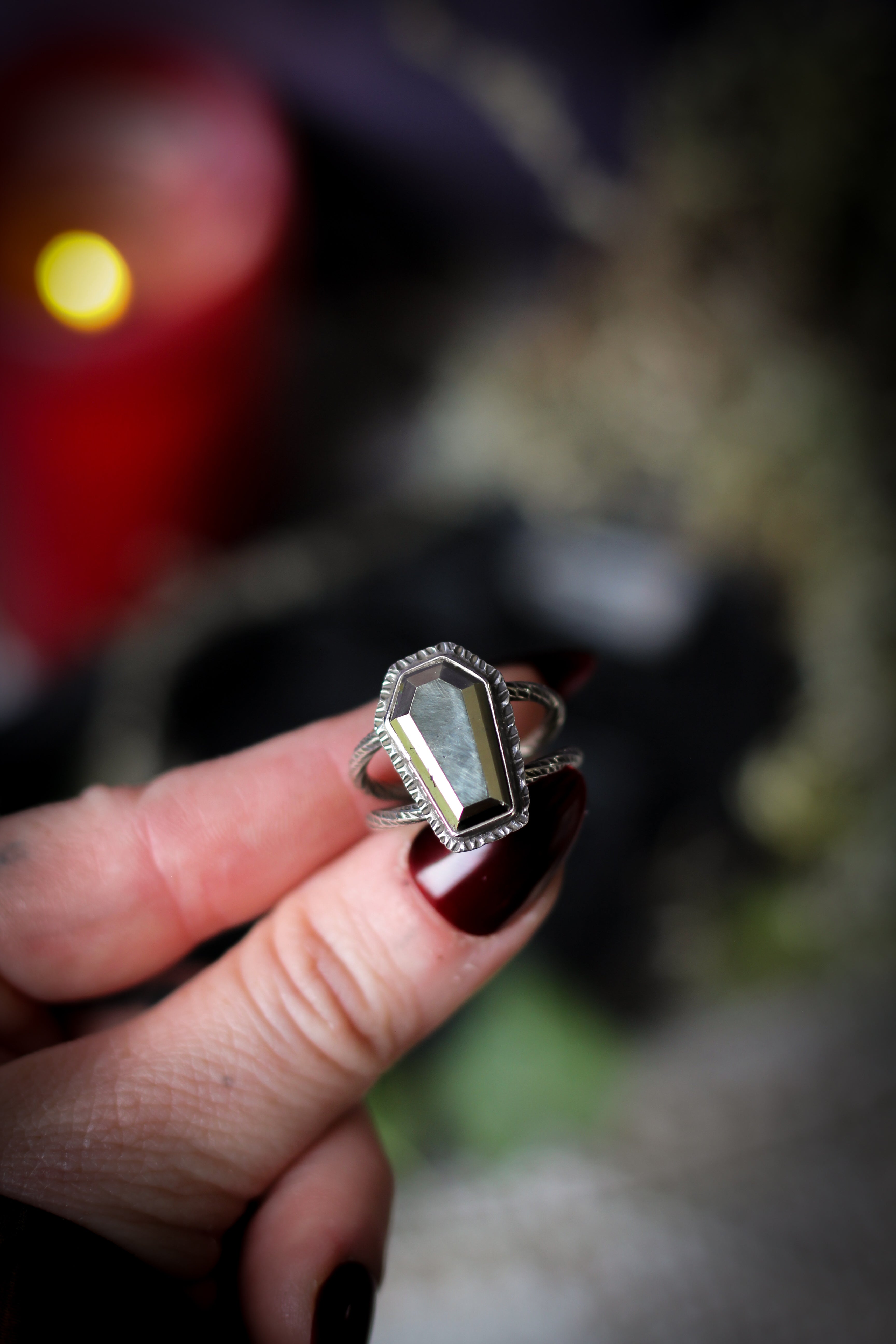 L'Esprit du Cimetière - Anello da bara in pirite e argento, teschio forgiato sul retro