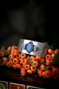 Aux Âmes Errantes - Silver and faceted blue labradorite bangle bracelet, forged skulls