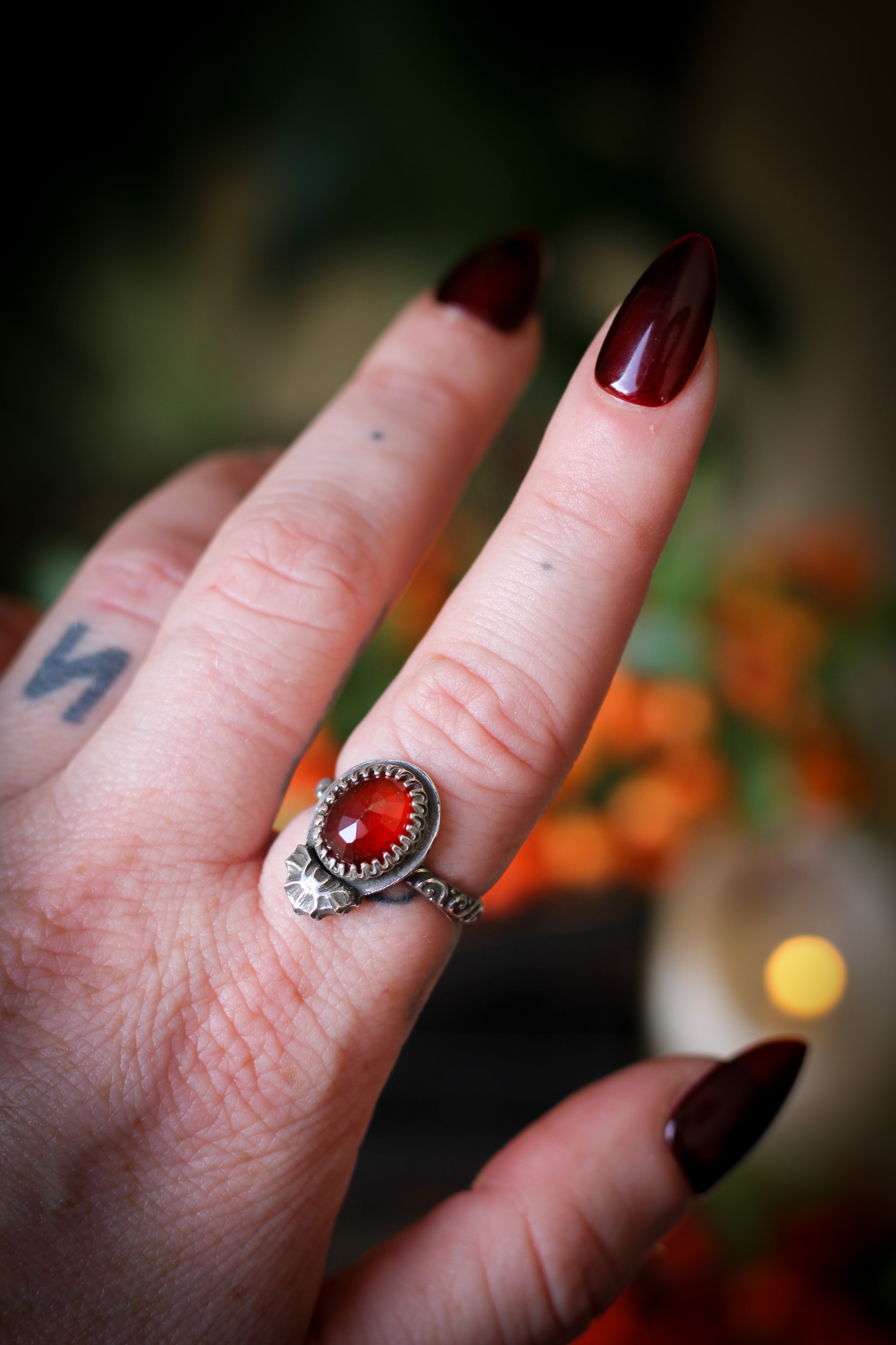 Le Familier - Bague en grenat Hessonite facetté et argent, chauve-souris forgée