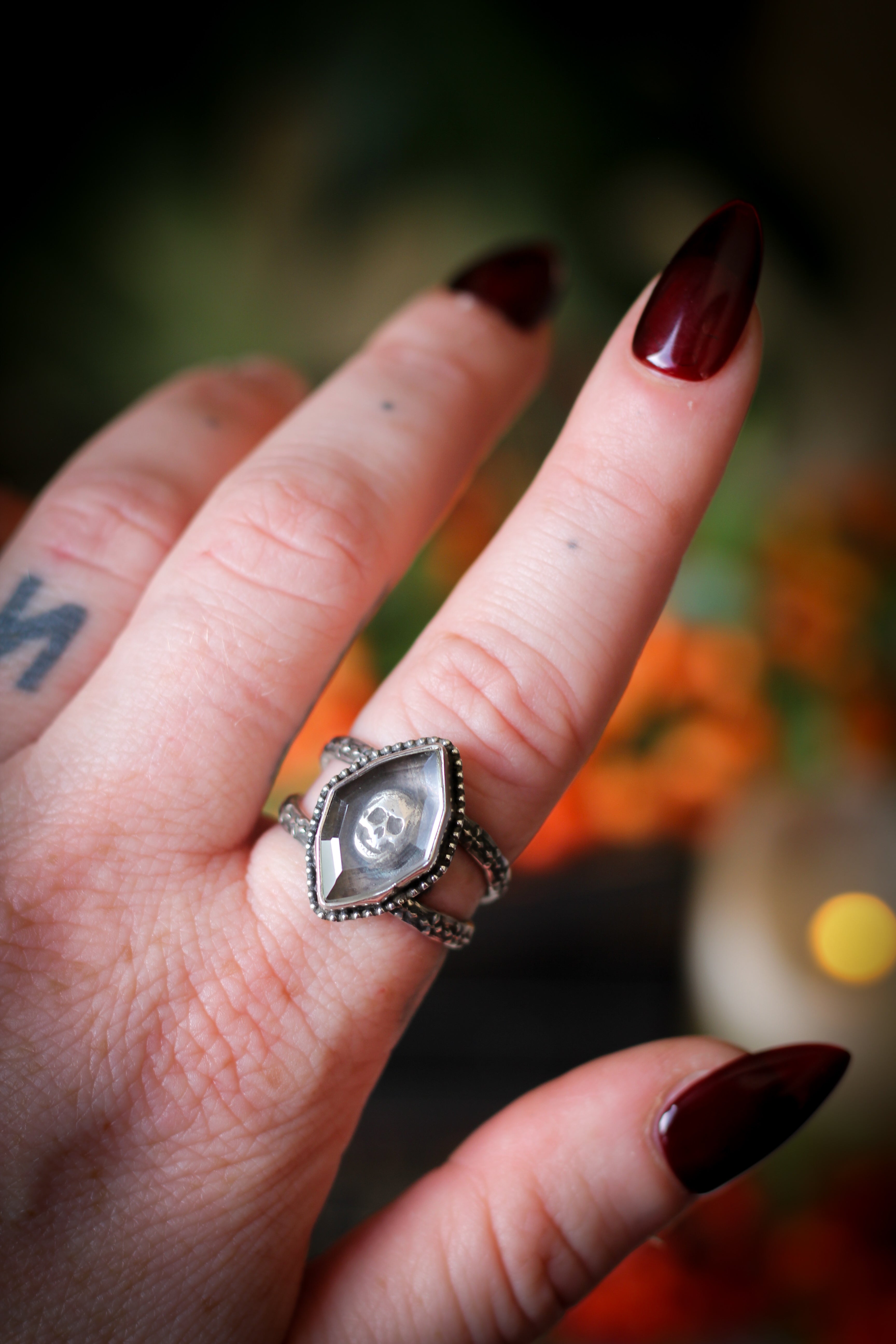 Les Catacombes Oubliées - Bague en cristal de l'Himalaya facetté et argent, crâne forgé