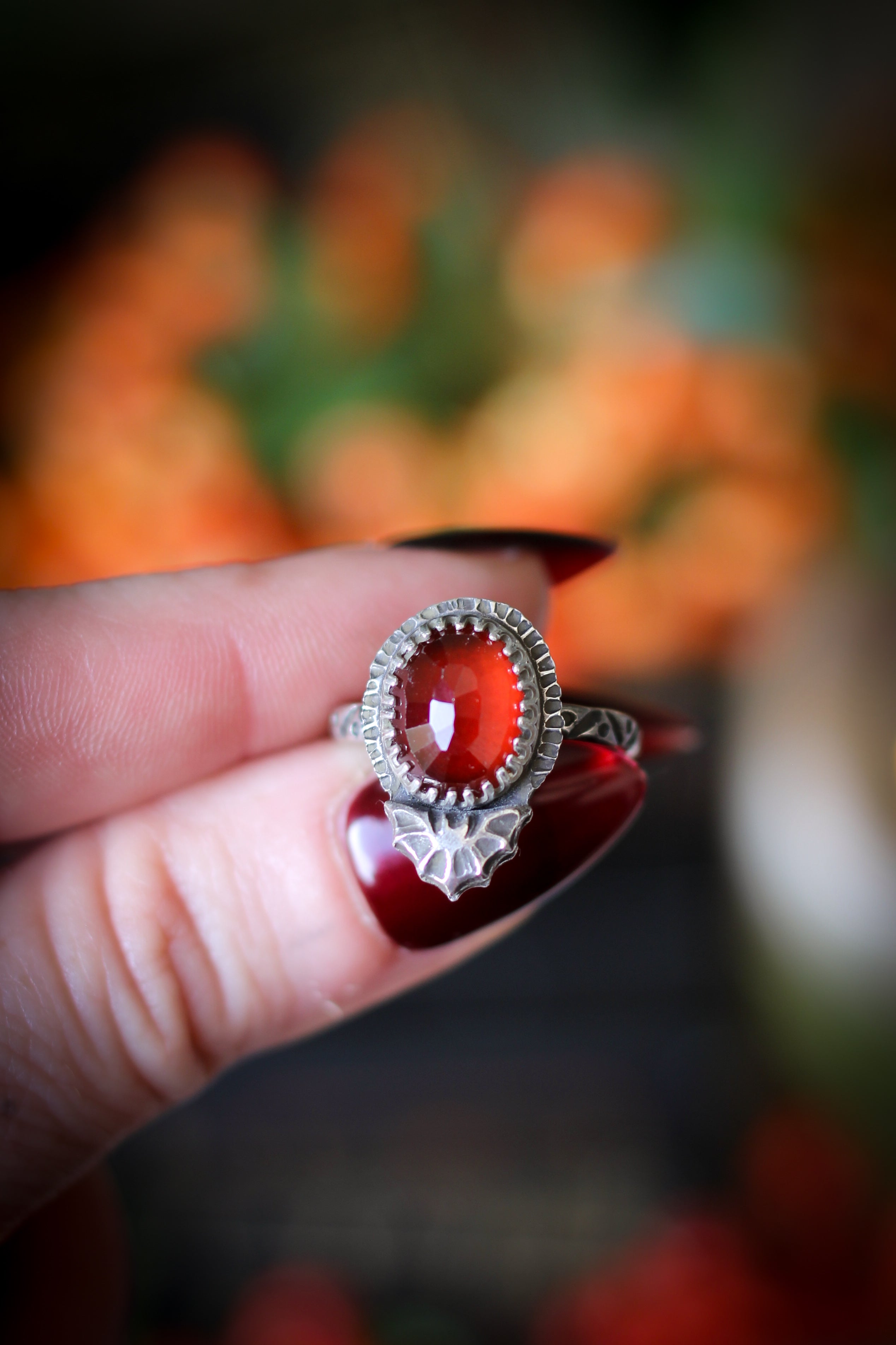 Spiritus Animalis - Bague en grenat Hessonite facetté et argent, chauve-souris forgée